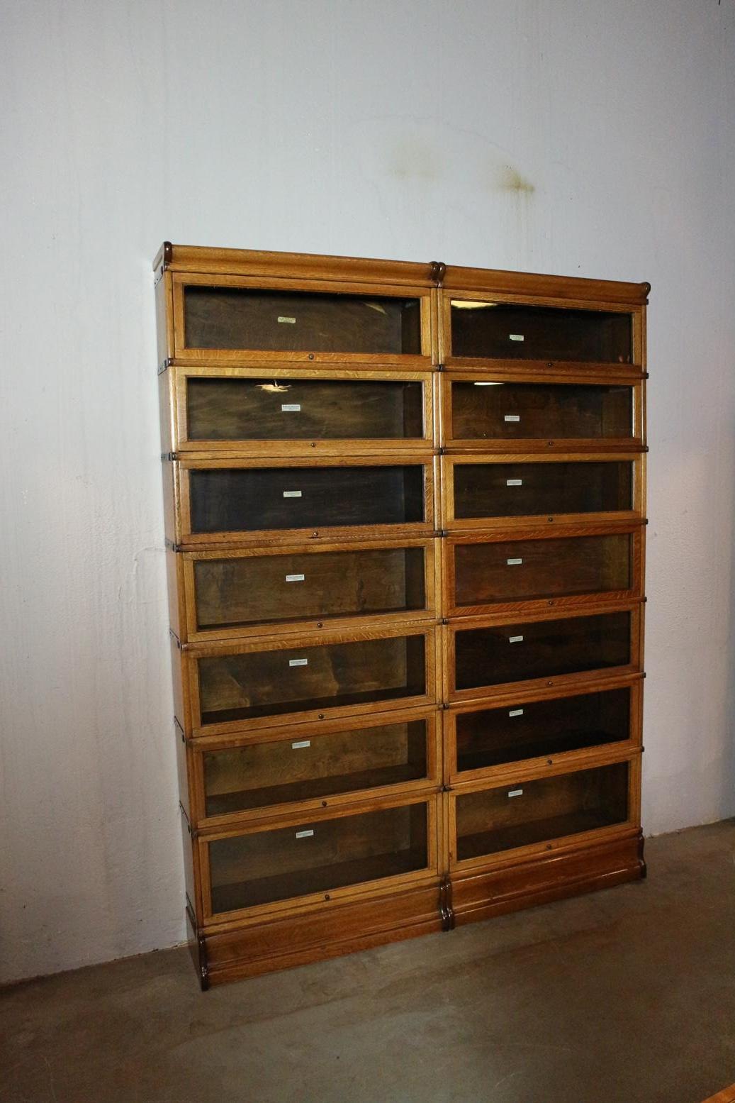 Oak Globe Wernicke bookcase in good original condition. Br. 172cm, H. 227, D.25cm This cabinet consists of 18 stackable parts. These are stackable bookcases that can be placed in different positions.

Origin: England, London

Period: