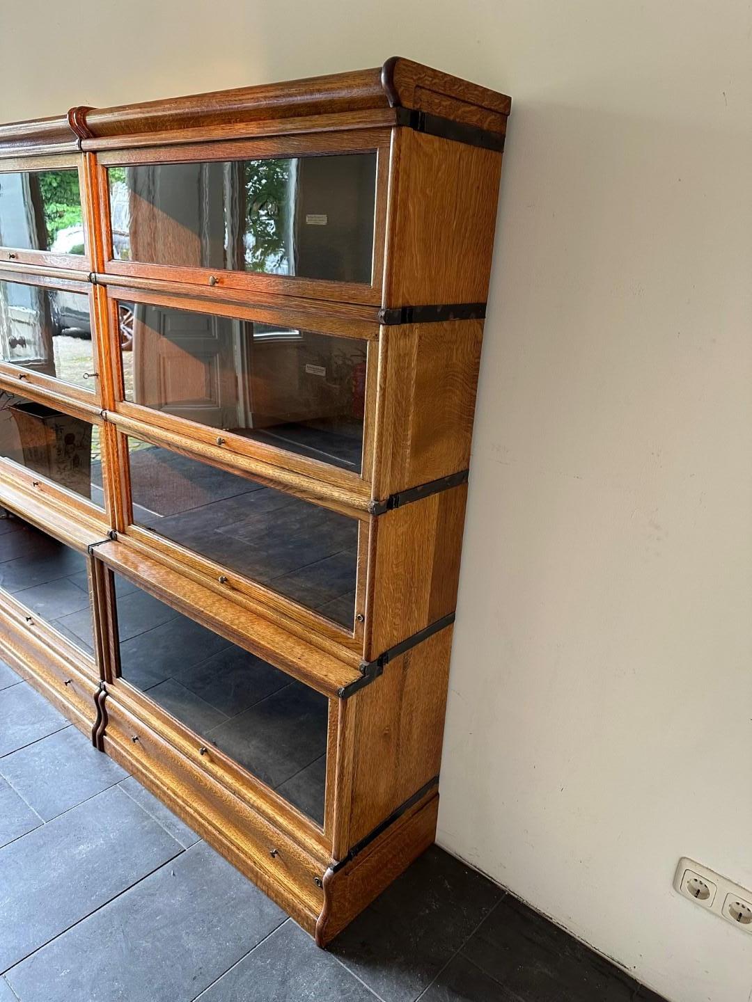 Antique oak Globe Wernicke bookcase in perfect condition. the cabinet consists of 8 stackable parts with the lower parts being deeper and higher. There are also drawers in the plinths.
Origin: England
Period: Approx. 1900
Size: 173cm x 35cm x H.158cm