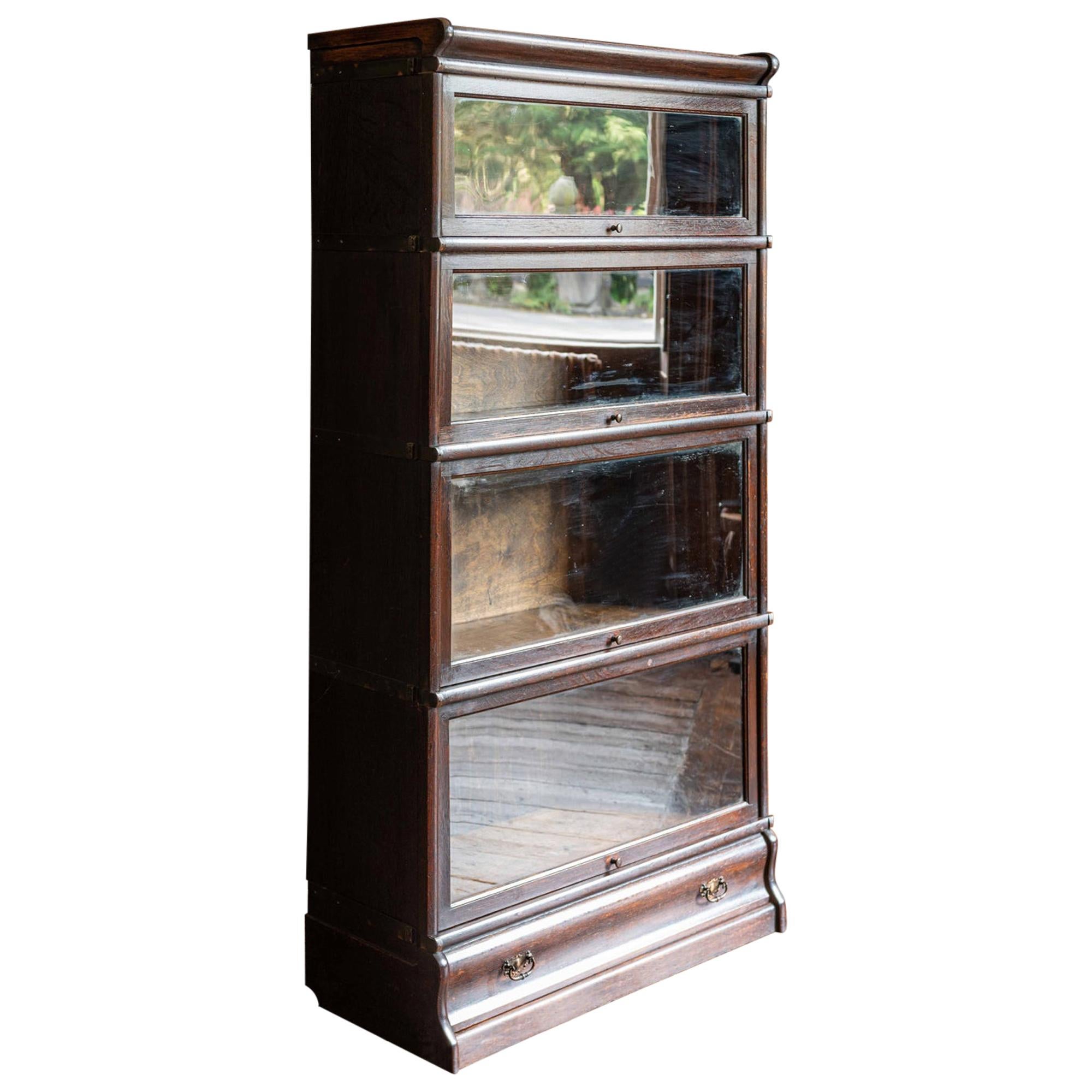 Oak Globe Wernicke five sections bookcase
circa 1900.

Stacking sectional bookcase by Globe Wenicke in oak, comprising, from the top down, 4 glazed sections, a long drawer and a plinth base. Dating from the early 1900's .

Measures: W 87 x H