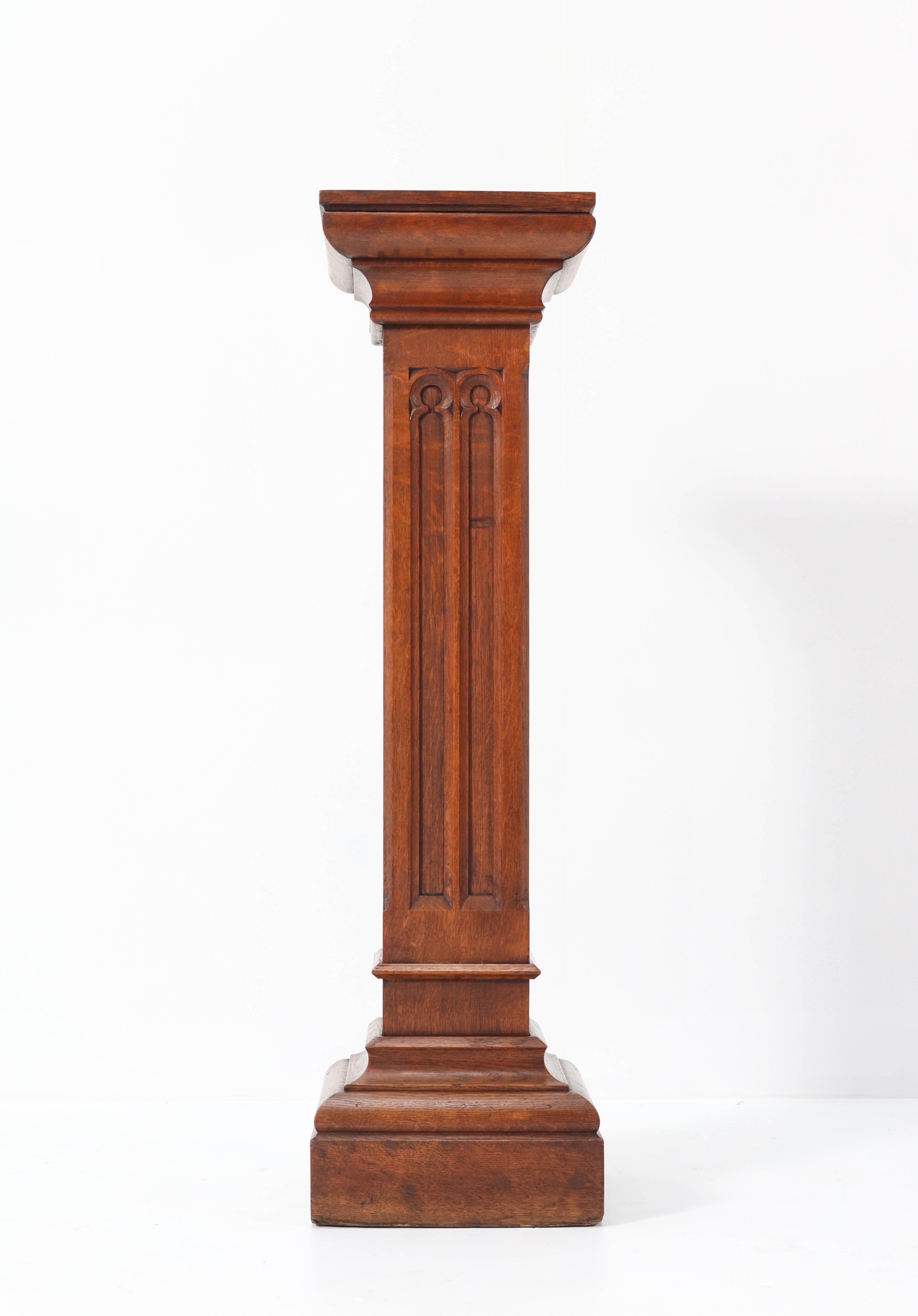 Wonderful Gothic Revival pedestal.
Striking Dutch design from the 1920s.
Solid oak with carved front.
In very good condition with minor wear consistent with age and use,
preserving a beautiful patina.