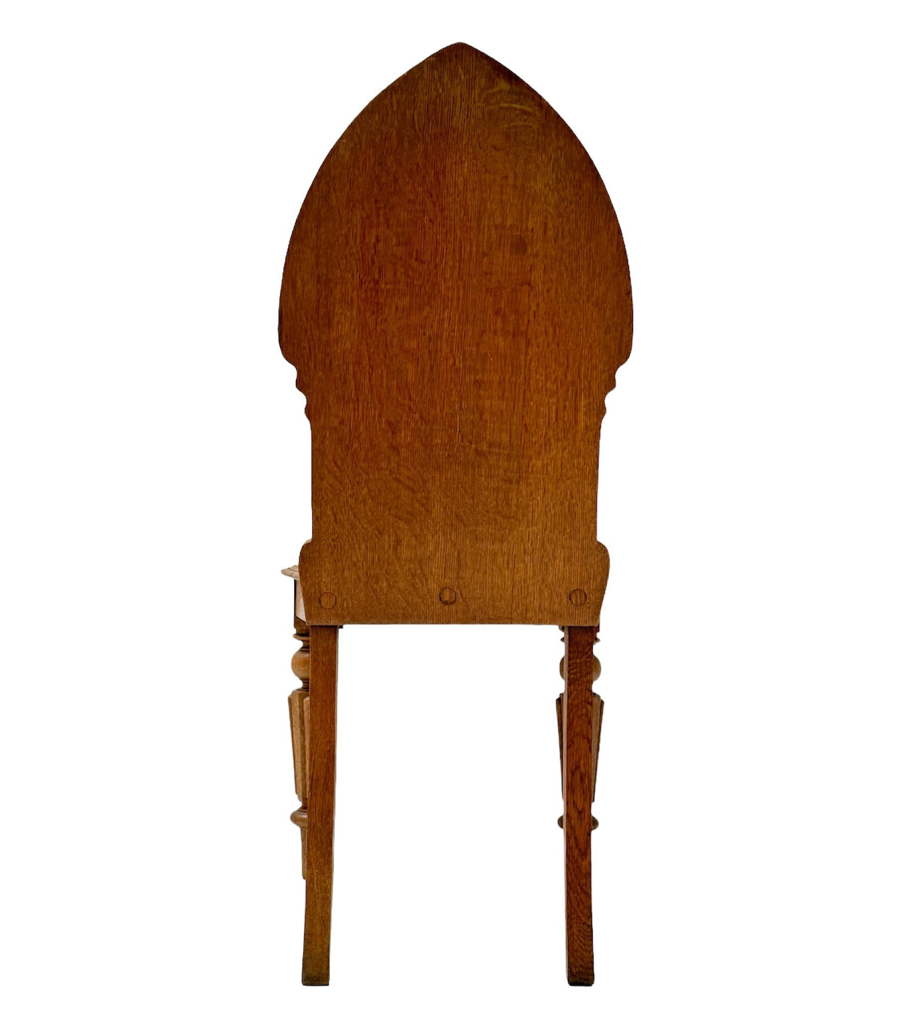 Stunning and rare Gothic Revival side chair.
Striking Dutch design from the 1930s.
Solid oak frame with original hand-carved elements.
This wonderful Gothic Revival side chair is in very good original condition with minor wear consistent with age