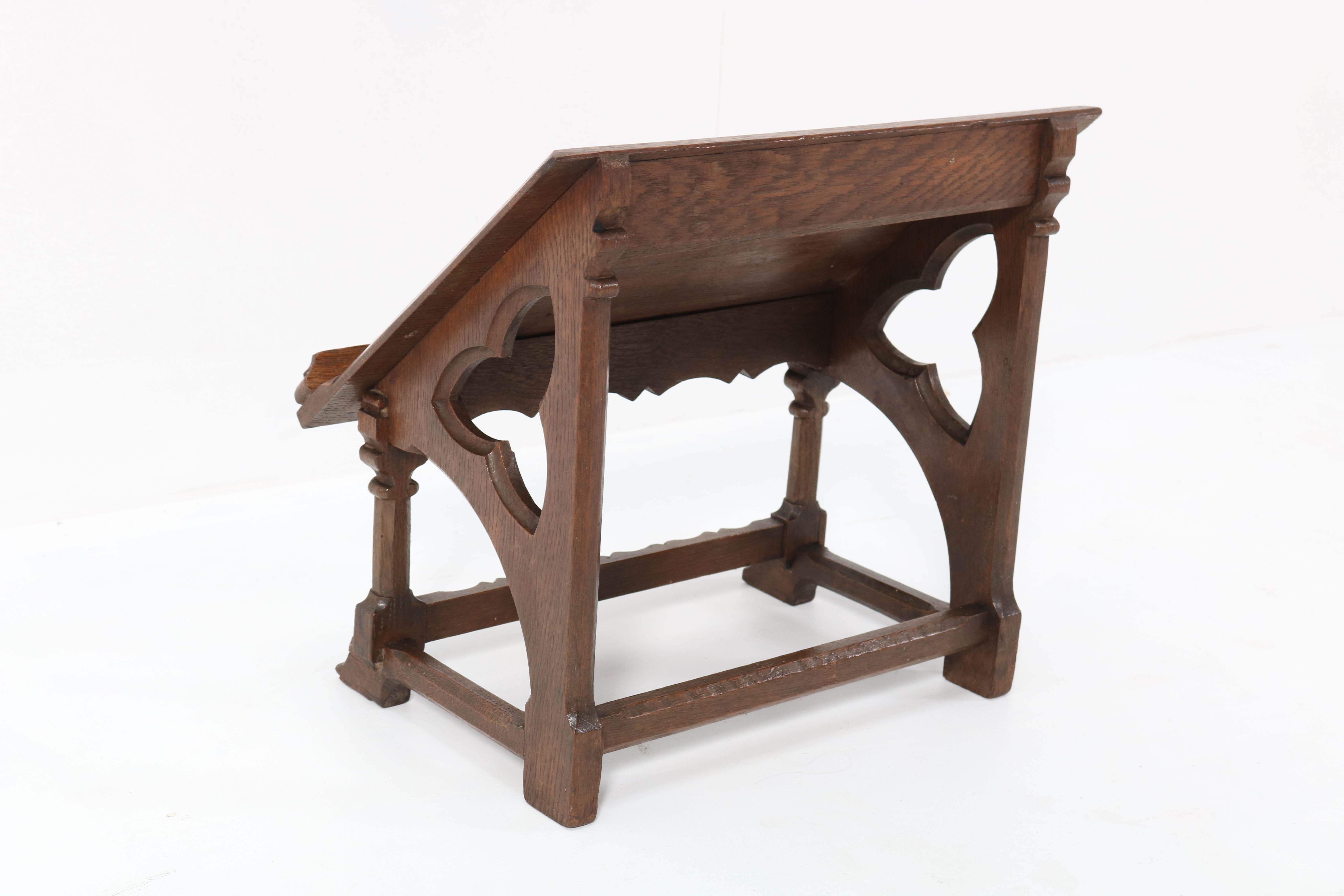 Oak Gothic Revival Lectern or Book Stand, 1900s In Good Condition In Amsterdam, NL