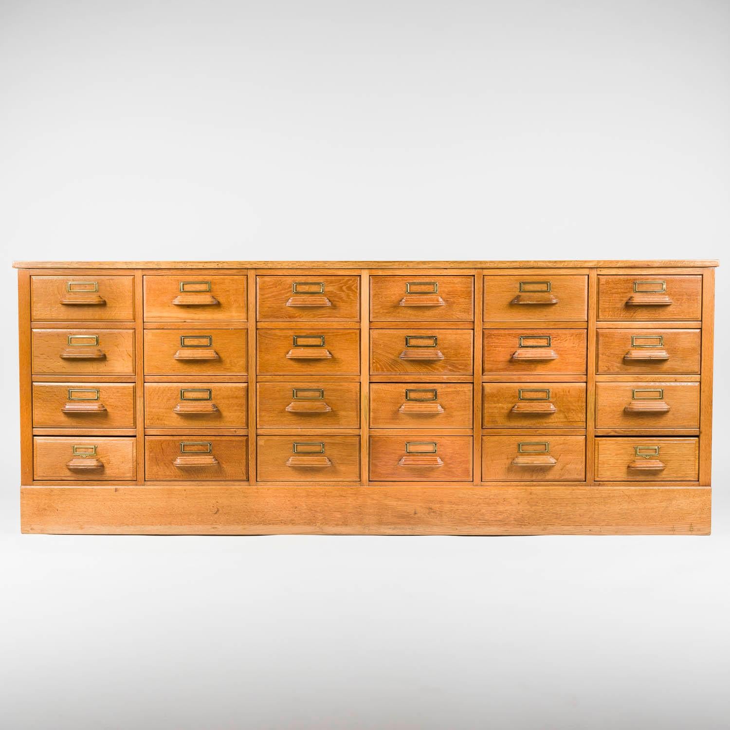 Armadio da merceria in Oak, danese, 1920 circa.

24 cassetti.

Portaetichette in ottone.
