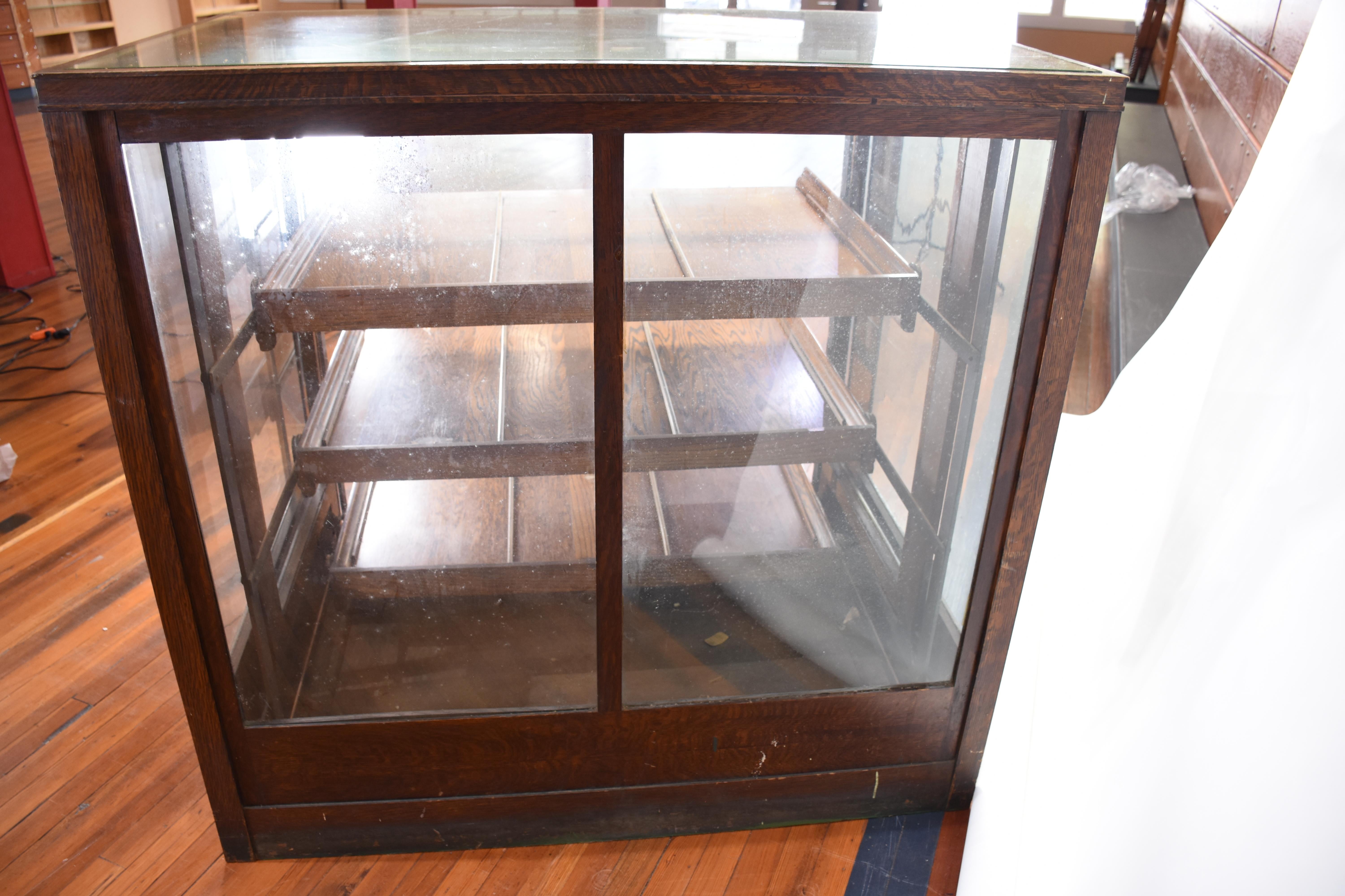 Kurzwarenschrank aus Eiche mit Schubladen und Einlegeböden (Englisch) im Angebot