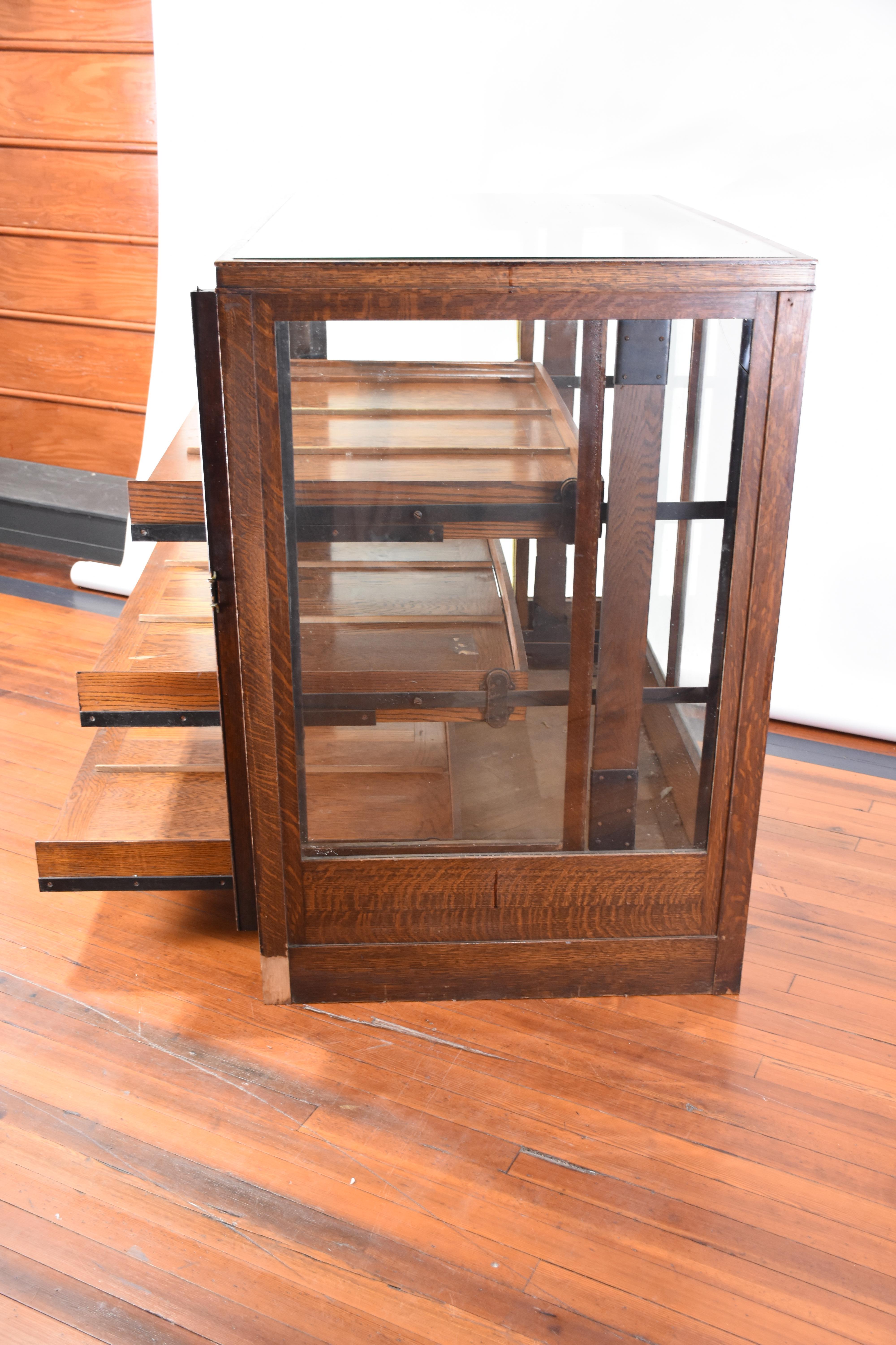 Kurzwarenschrank aus Eiche mit Schubladen und Einlegeböden im Zustand „Gut“ im Angebot in New York, NY