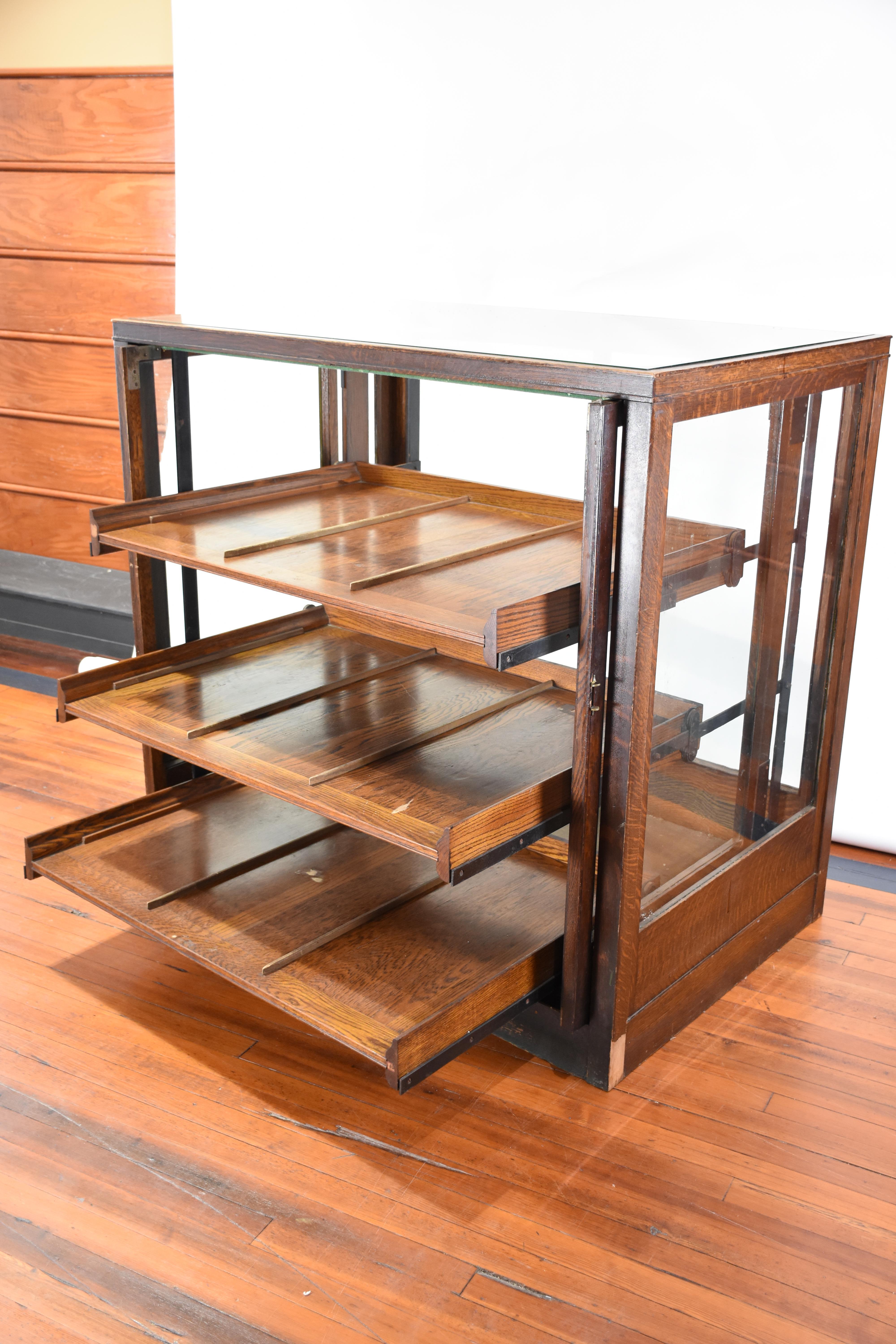 Kurzwarenschrank aus Eiche mit Schubladen und Einlegeböden (19. Jahrhundert) im Angebot