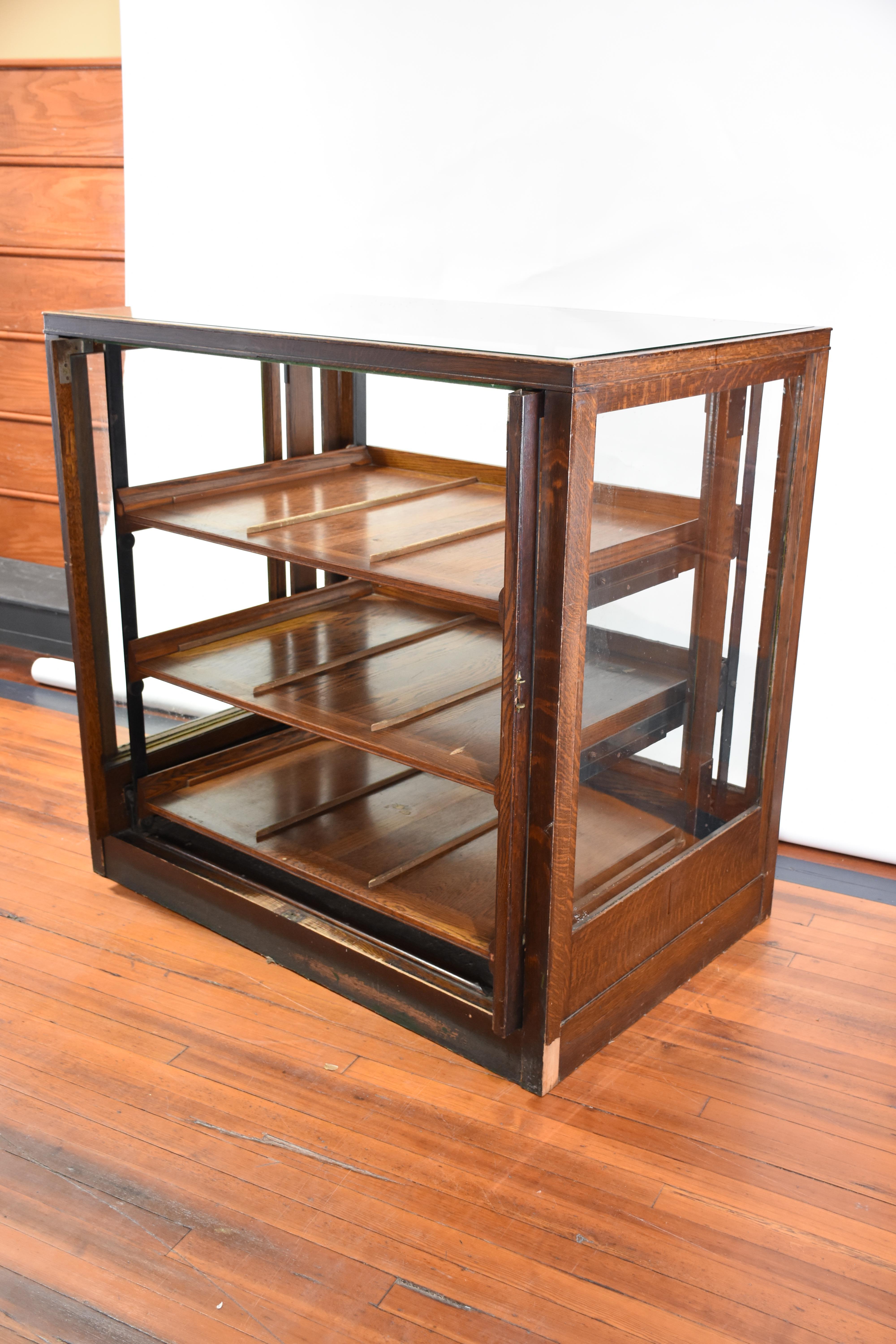 Kurzwarenschrank aus Eiche mit Schubladen und Einlegeböden (Glas) im Angebot