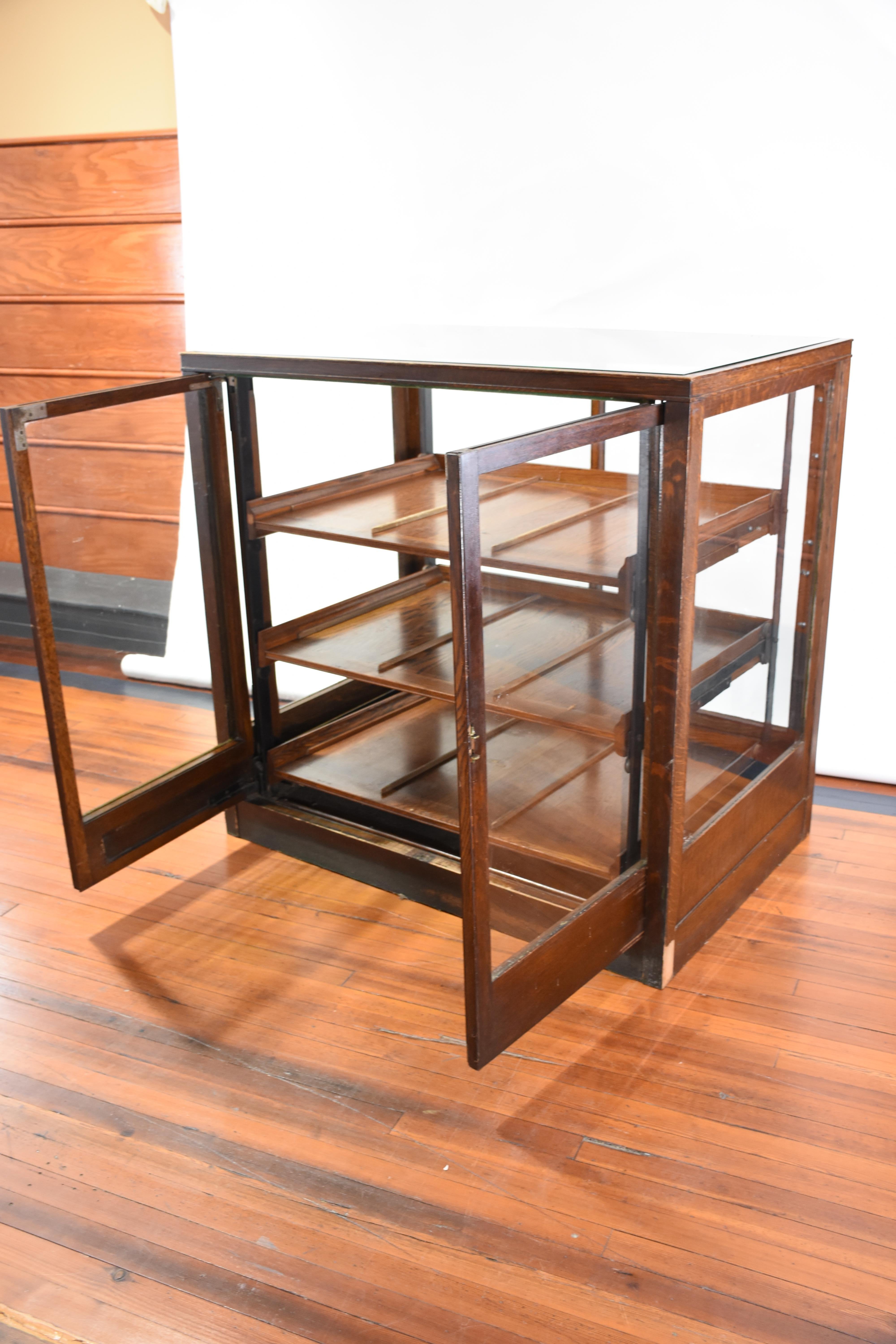 Kurzwarenschrank aus Eiche mit Schubladen und Einlegeböden im Angebot 1