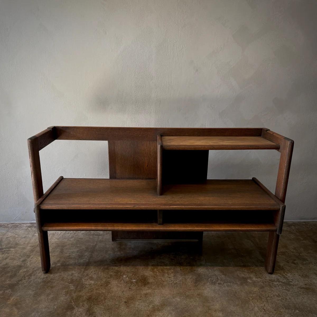Ce banc d'entrée avec table intégrée est un exemple magistral du design hollandais du milieu du siècle, fabriqué en chêne riche. Cette pièce combine astucieusement l'assise et l'utilité, avec des niveaux décalés qui offrent à la fois un banc et une