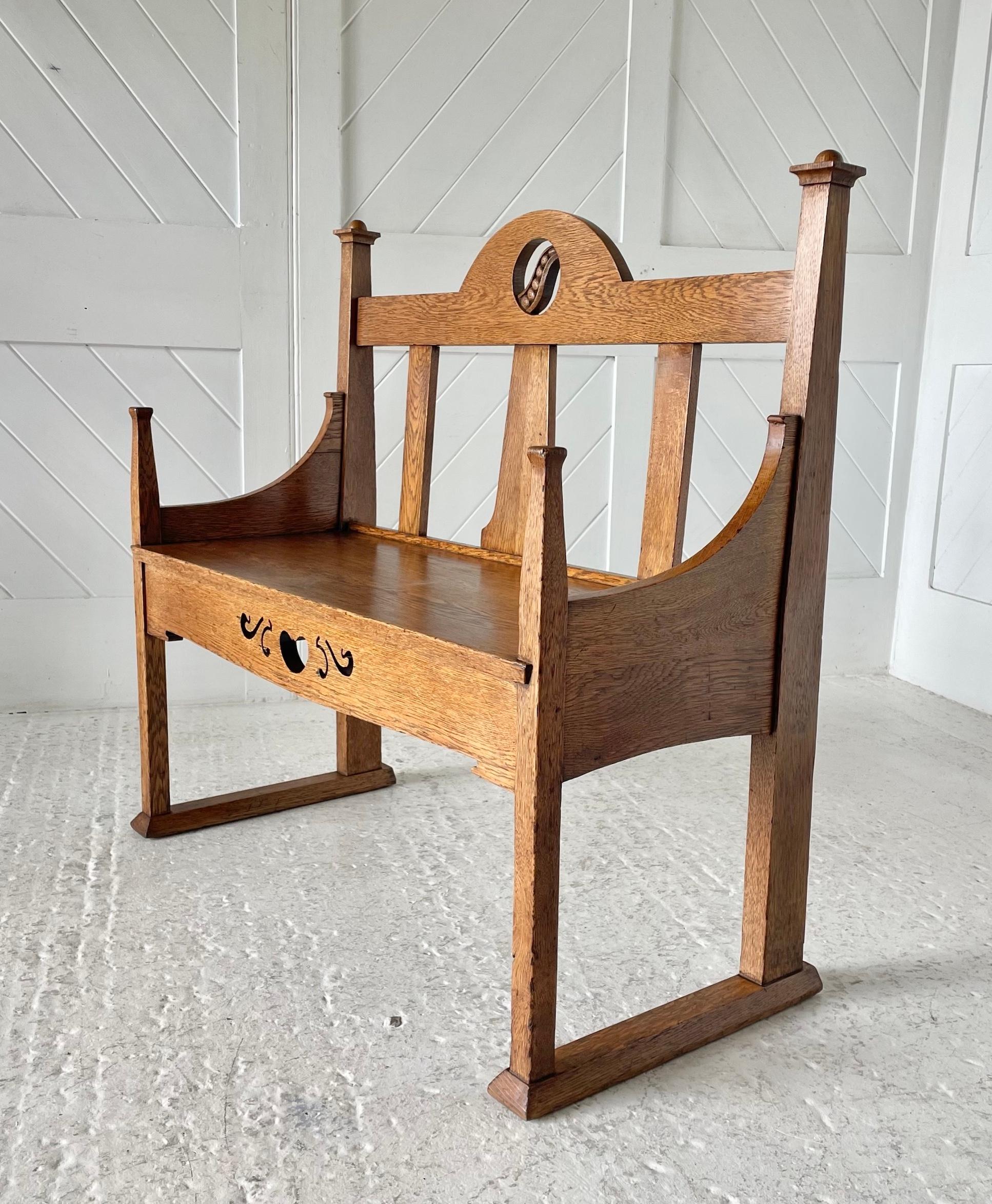 Sedile da sala in rovere Arts & Crafts

Con lati sagomati, CAP rialzati e decorazioni traforate.

Circa 1900 

Altezza 89 cm.  Larghezza 94 cm. Profondità 40 cm