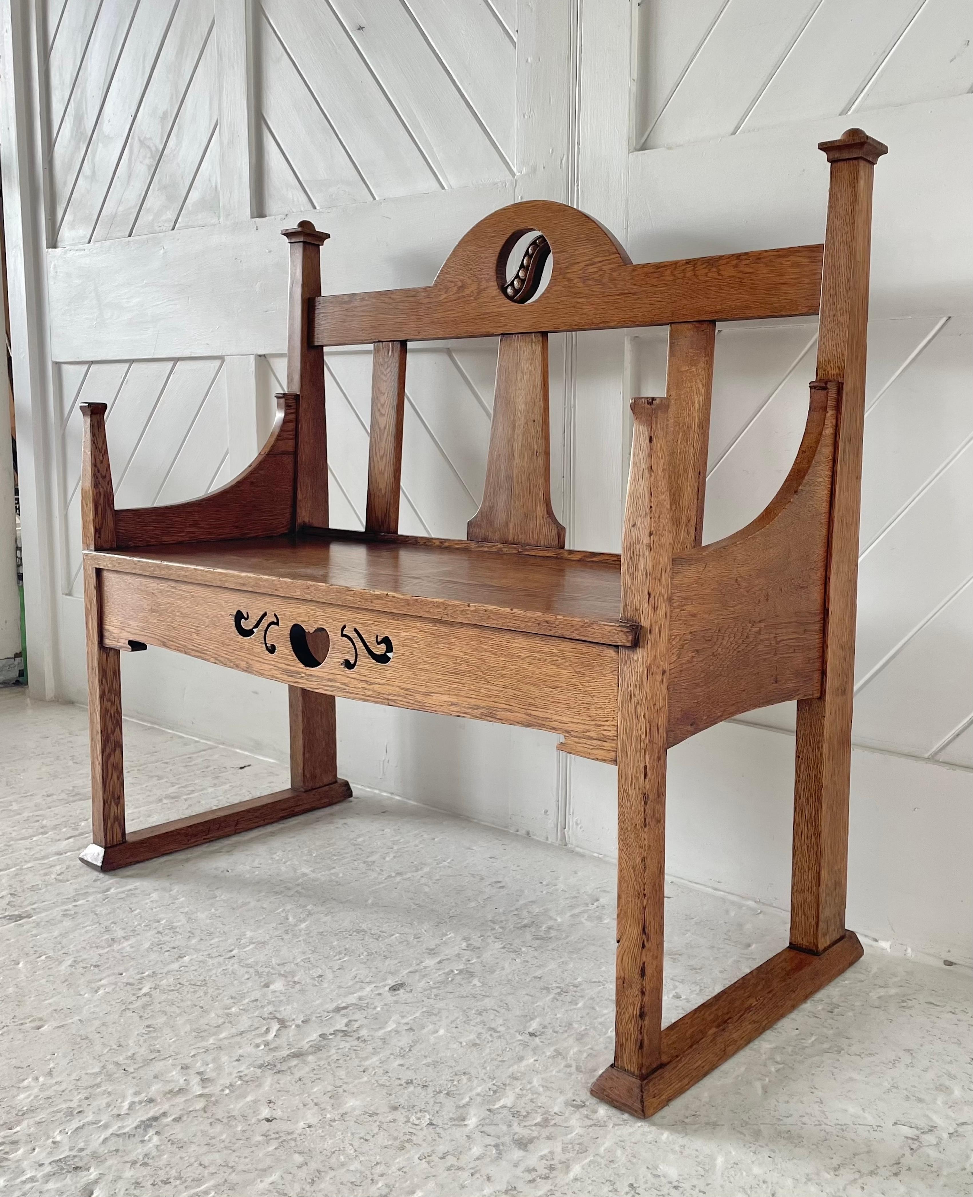 Arts and Crafts Sedile A. Hall in Oak in vendita