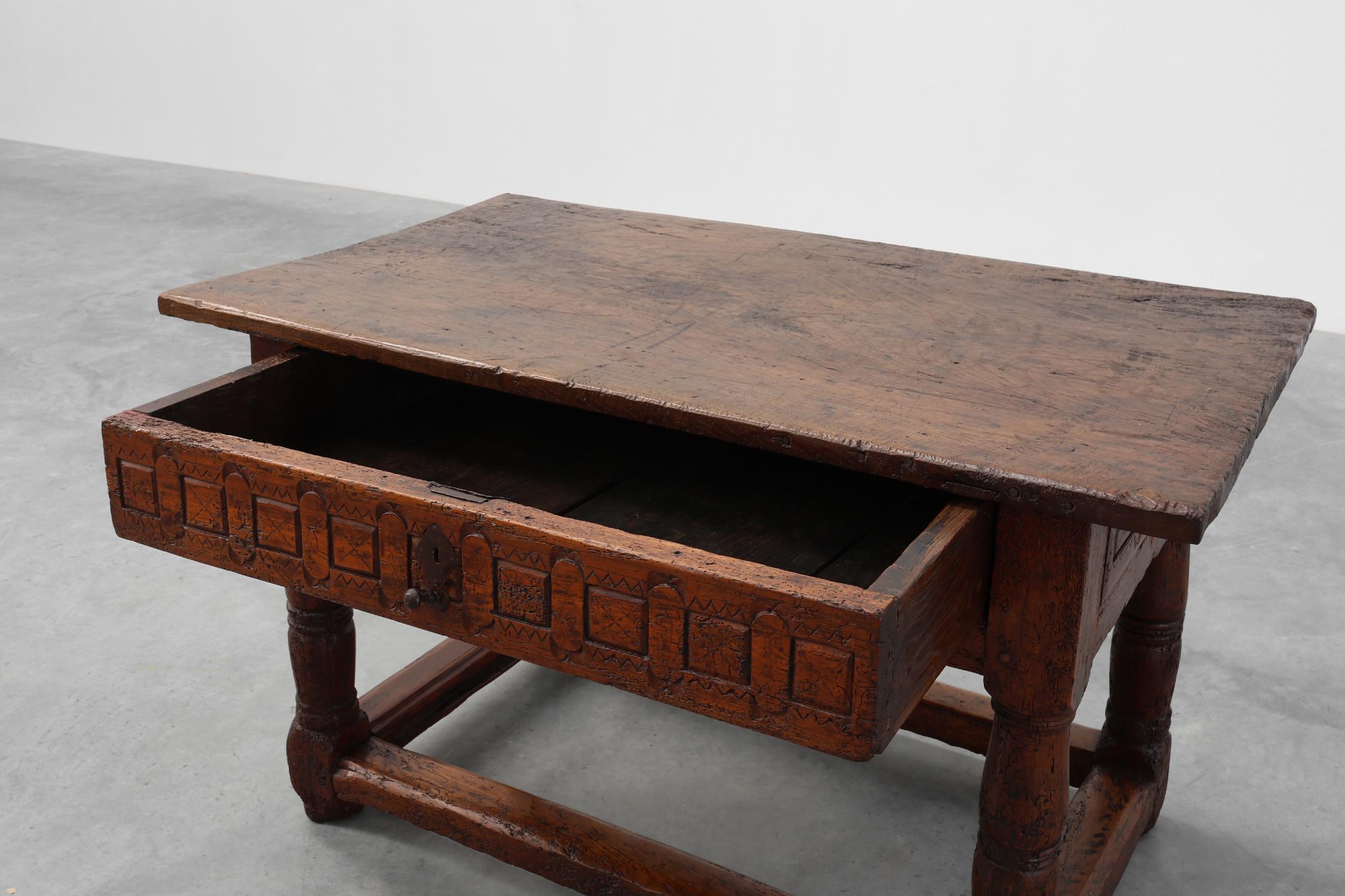 Oak hand-carved side table in wabi wabi style, Spain, 17th Century For Sale 3