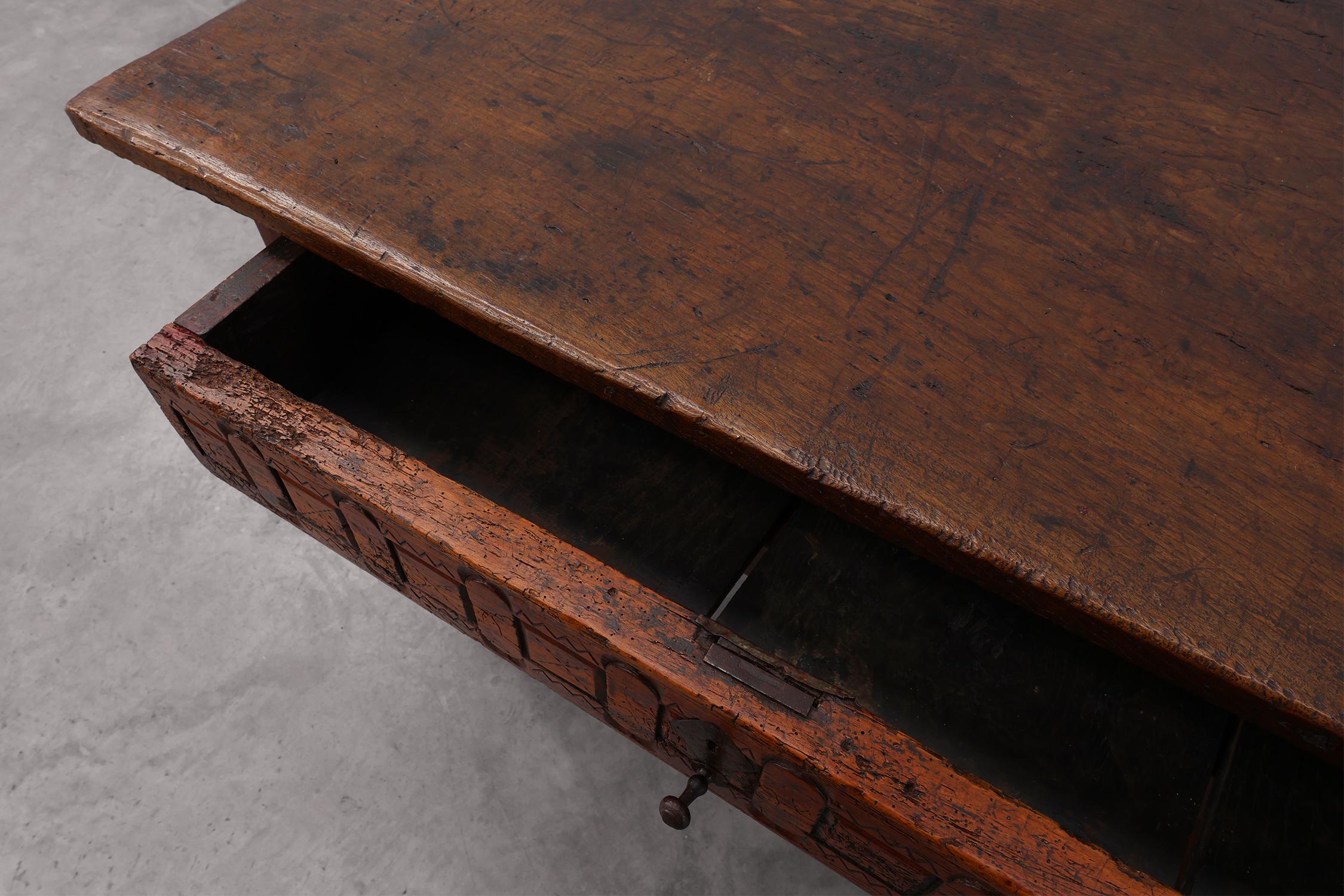 Oak hand-carved side table in wabi wabi style, Spain, 17th Century For Sale 4