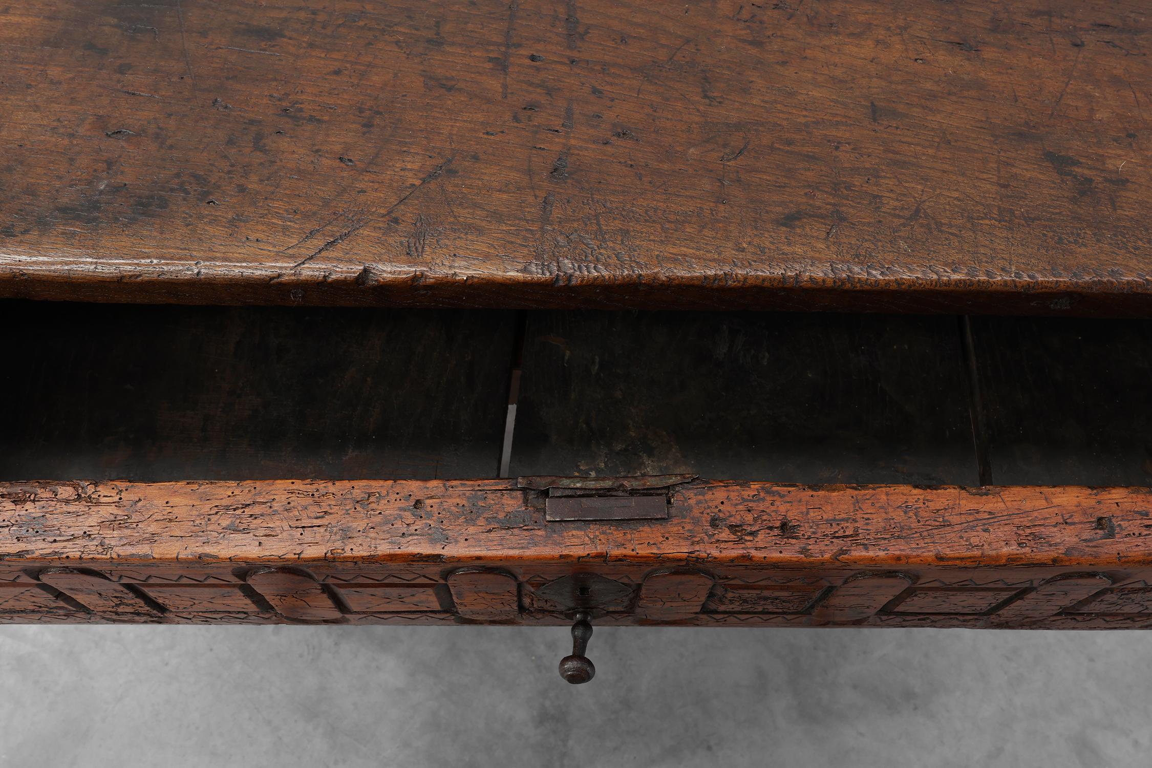 Oak hand-carved side table in wabi wabi style, Spain, 17th Century For Sale 5