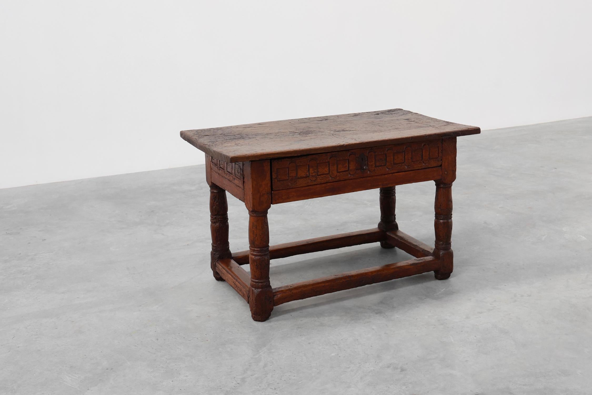Oak hand-carved side table in wabi wabi style, Spain, 17th Century For Sale 6