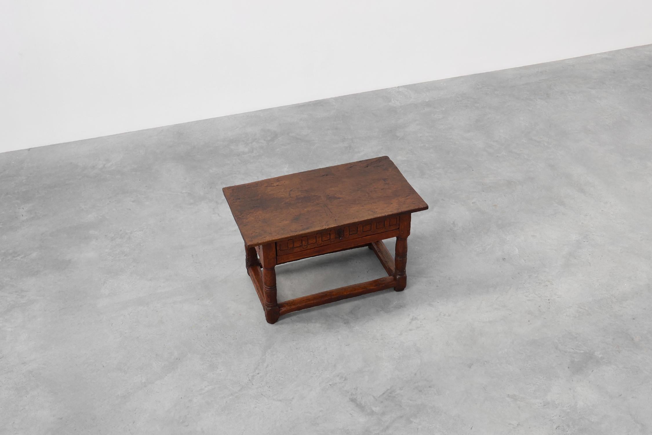 Oak hand-carved side table in wabi wabi style, Spain, 17th Century For Sale 8