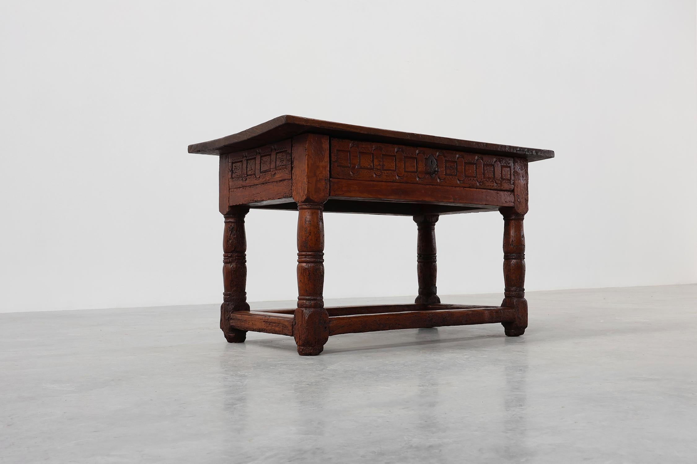 Oak hand-carved side table in wabi wabi style, Spain, 17th Century For Sale 9