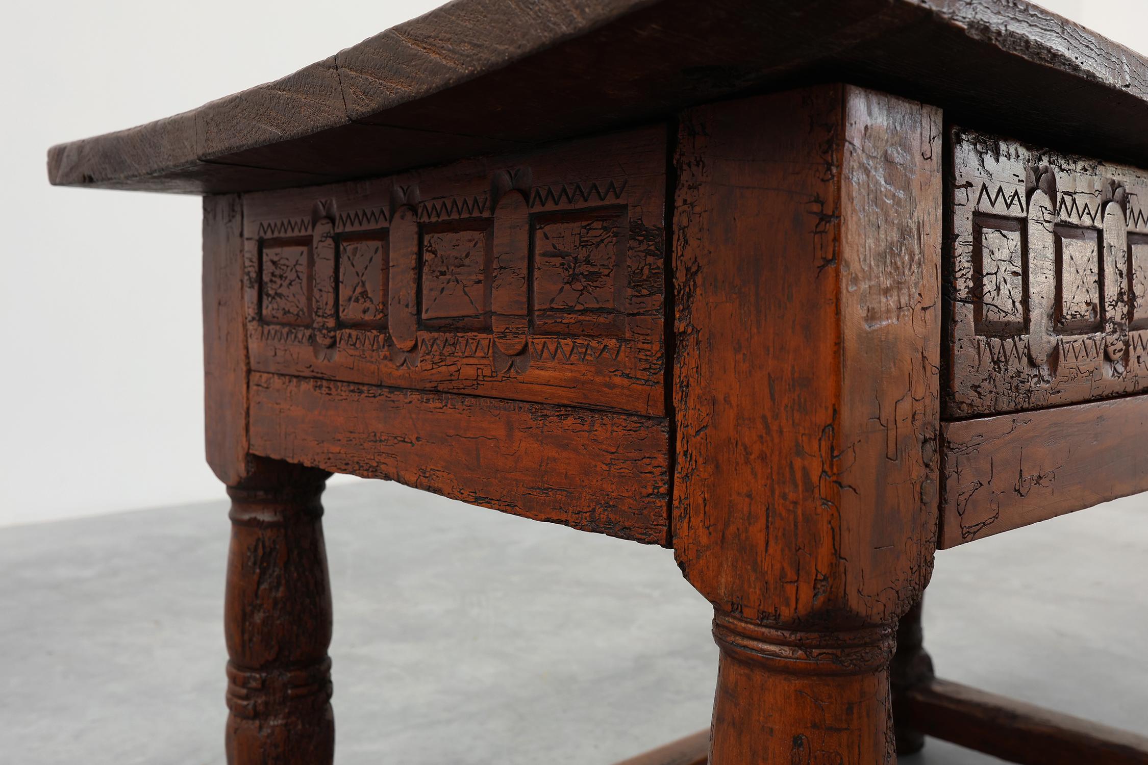 Oak hand-carved side table in wabi wabi style, Spain, 17th Century For Sale 1