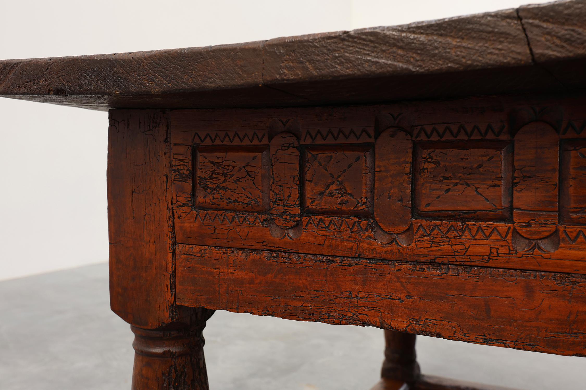 Oak hand-carved side table in wabi wabi style, Spain, 17th Century For Sale 2