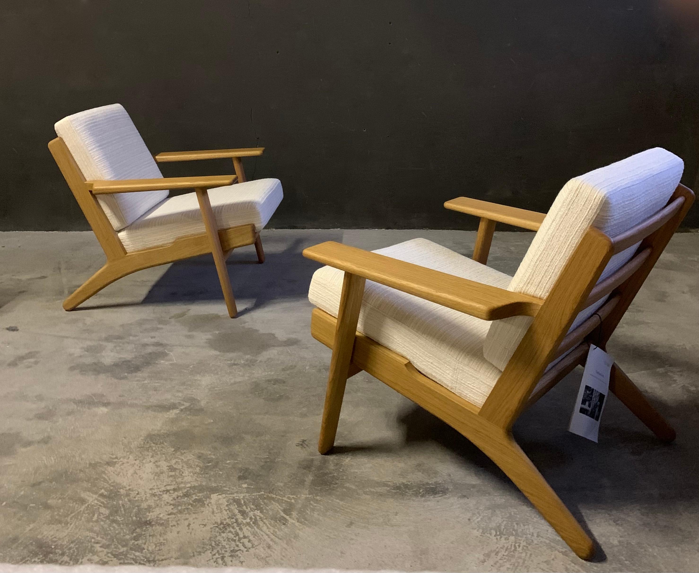Oak Hans Wegner Lounge Chair GE290, GETAMA, Premium Fabric, Pair Available  8