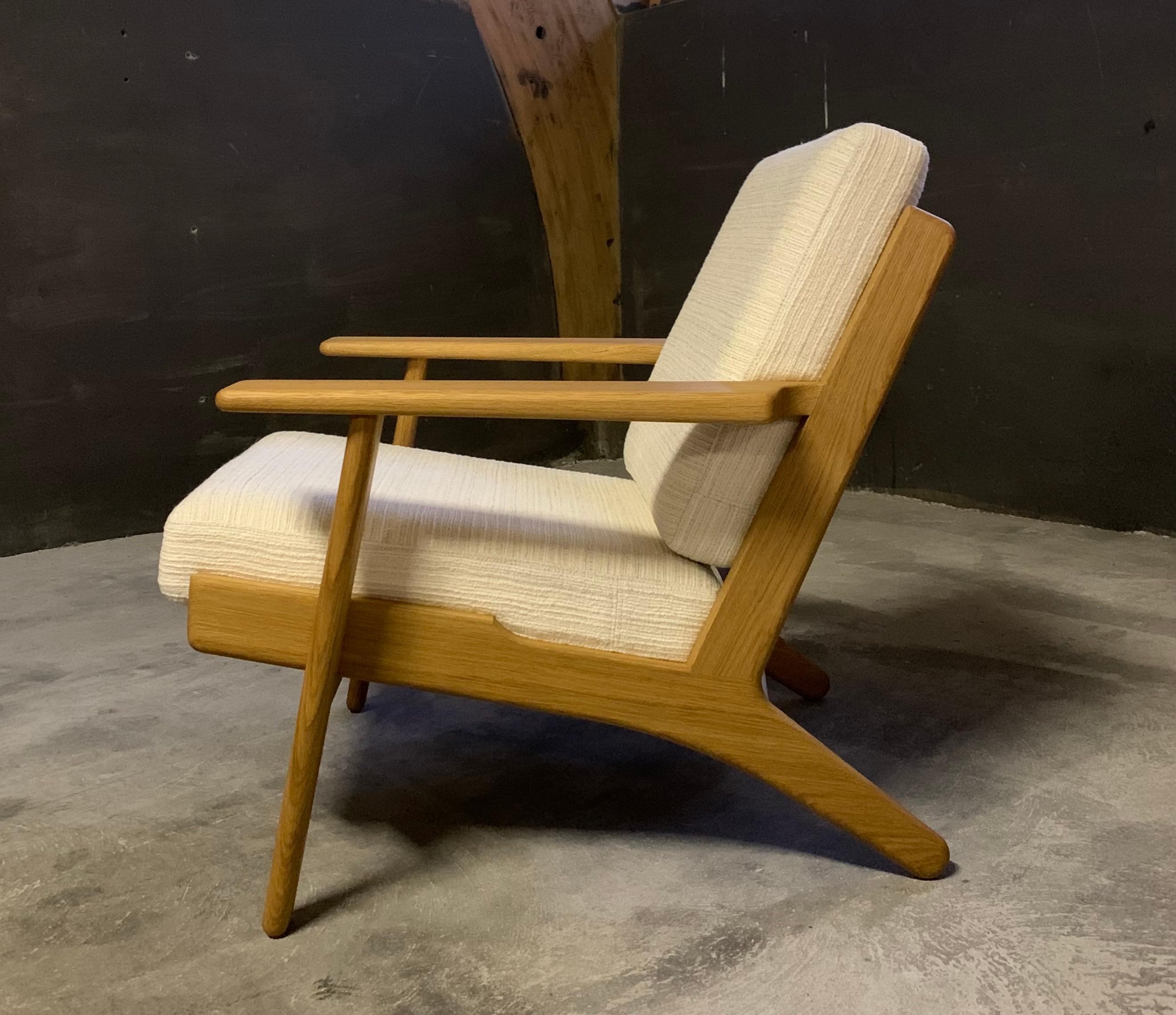 Scandinavian Modern Oak Hans Wegner Lounge Chair GE290, GETAMA, Premium Fabric, Pair Available 