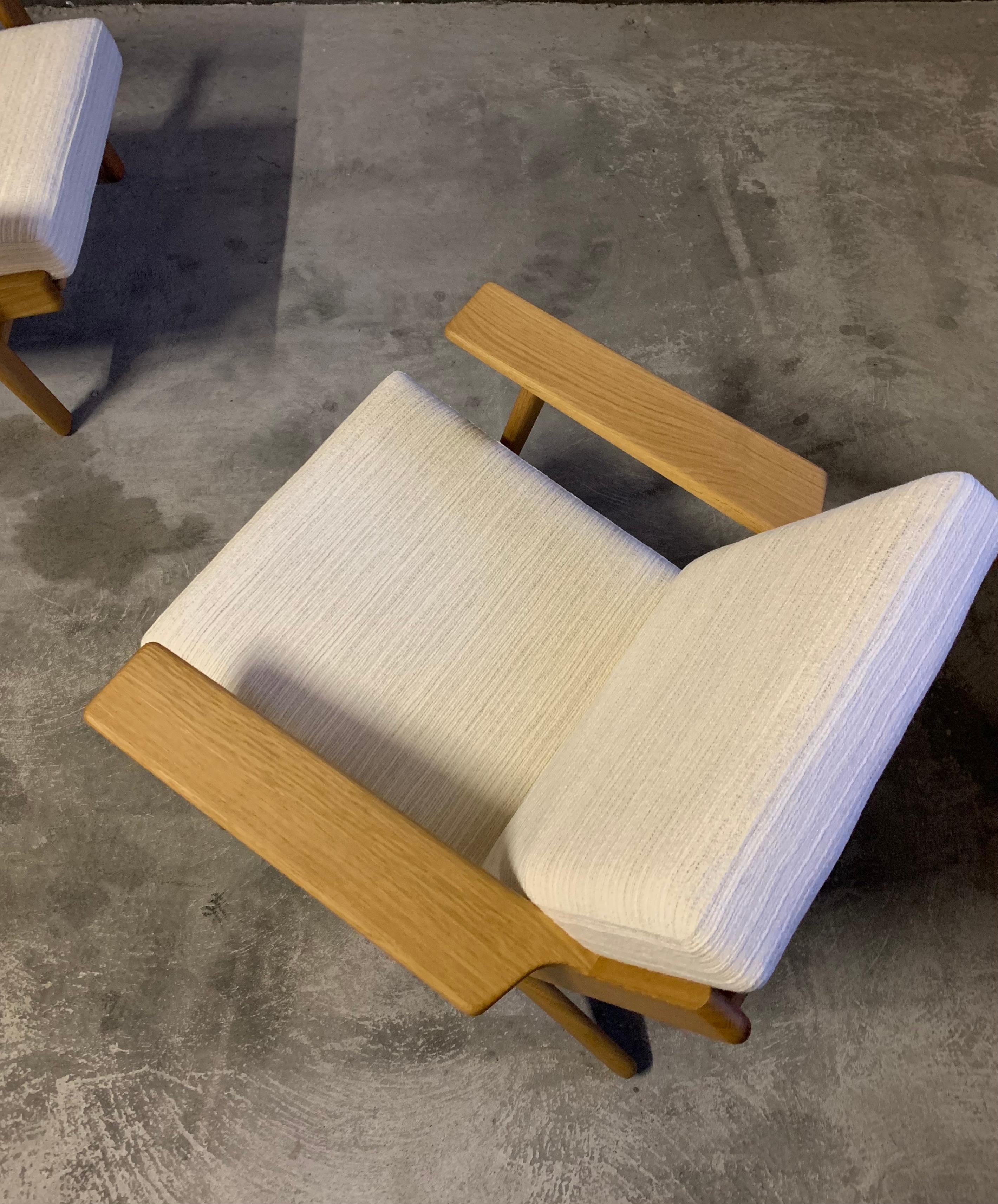 Danish Oak Hans Wegner Lounge Chair GE290, GETAMA, Premium Fabric, Pair Available 