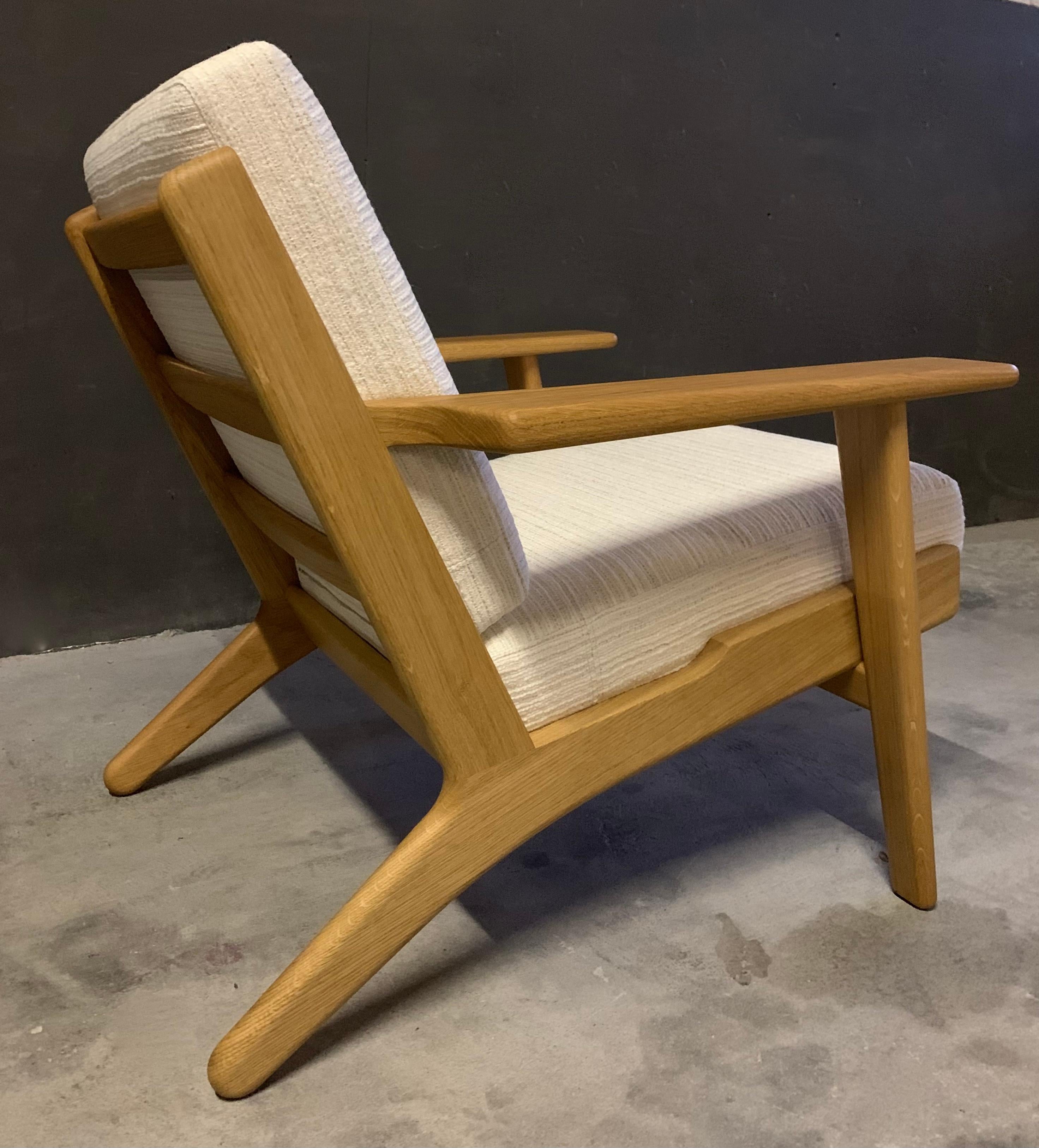Hand-Woven Oak Hans Wegner Lounge Chair GE290, GETAMA, Premium Fabric, Pair Available 