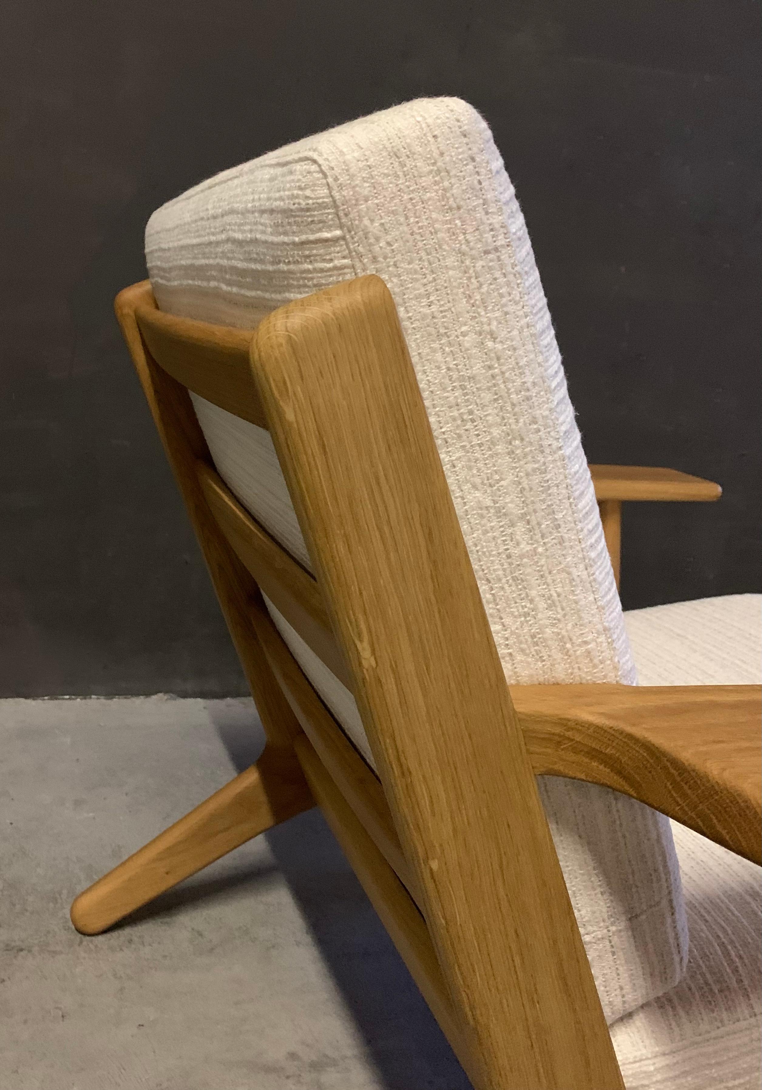Oak Hans Wegner Lounge Chair GE290, GETAMA, Premium Fabric, Pair Available  In Excellent Condition In Utrecht, NL