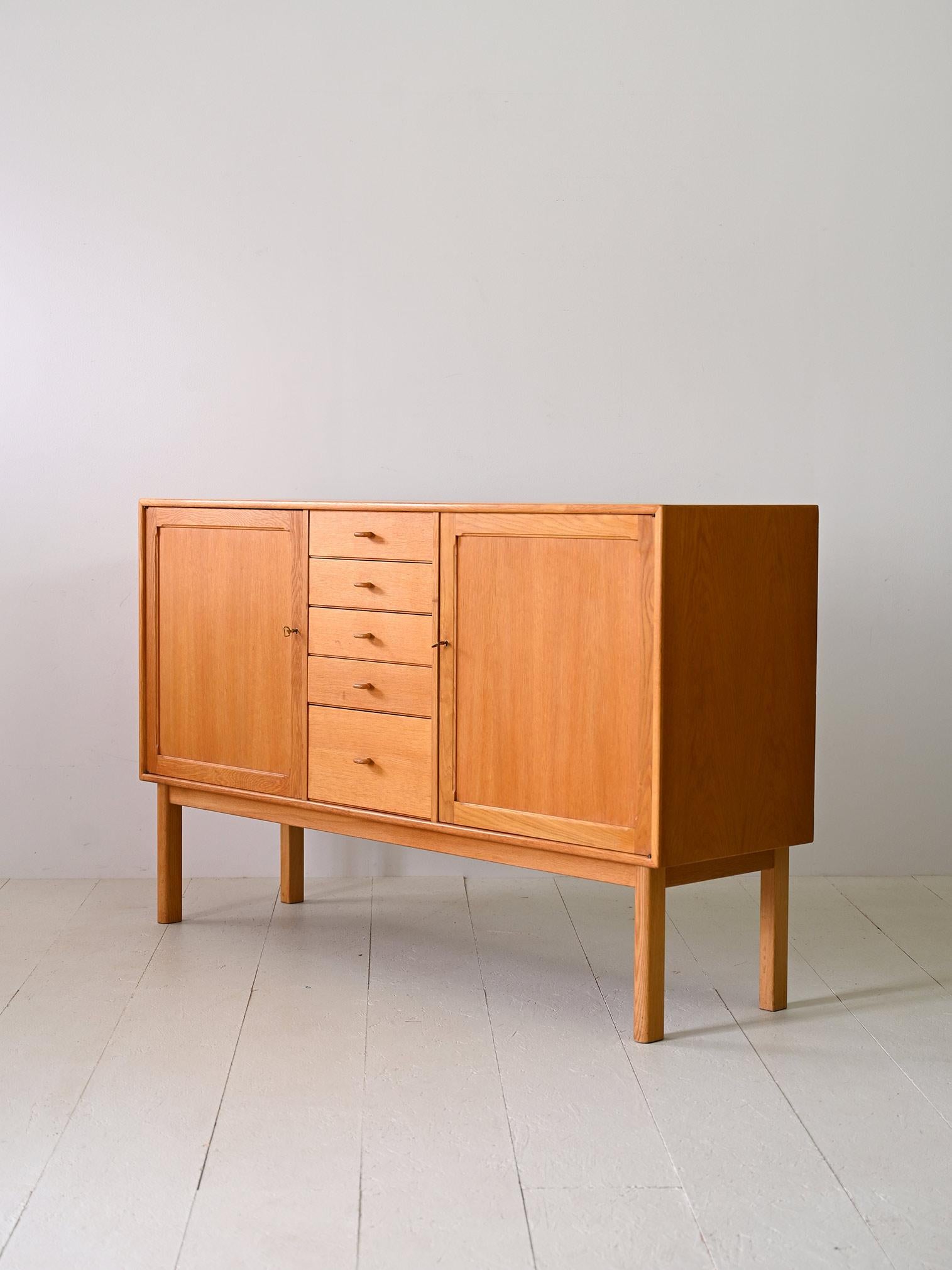 Oak highboard with center drawers In Good Condition For Sale In Brescia, IT