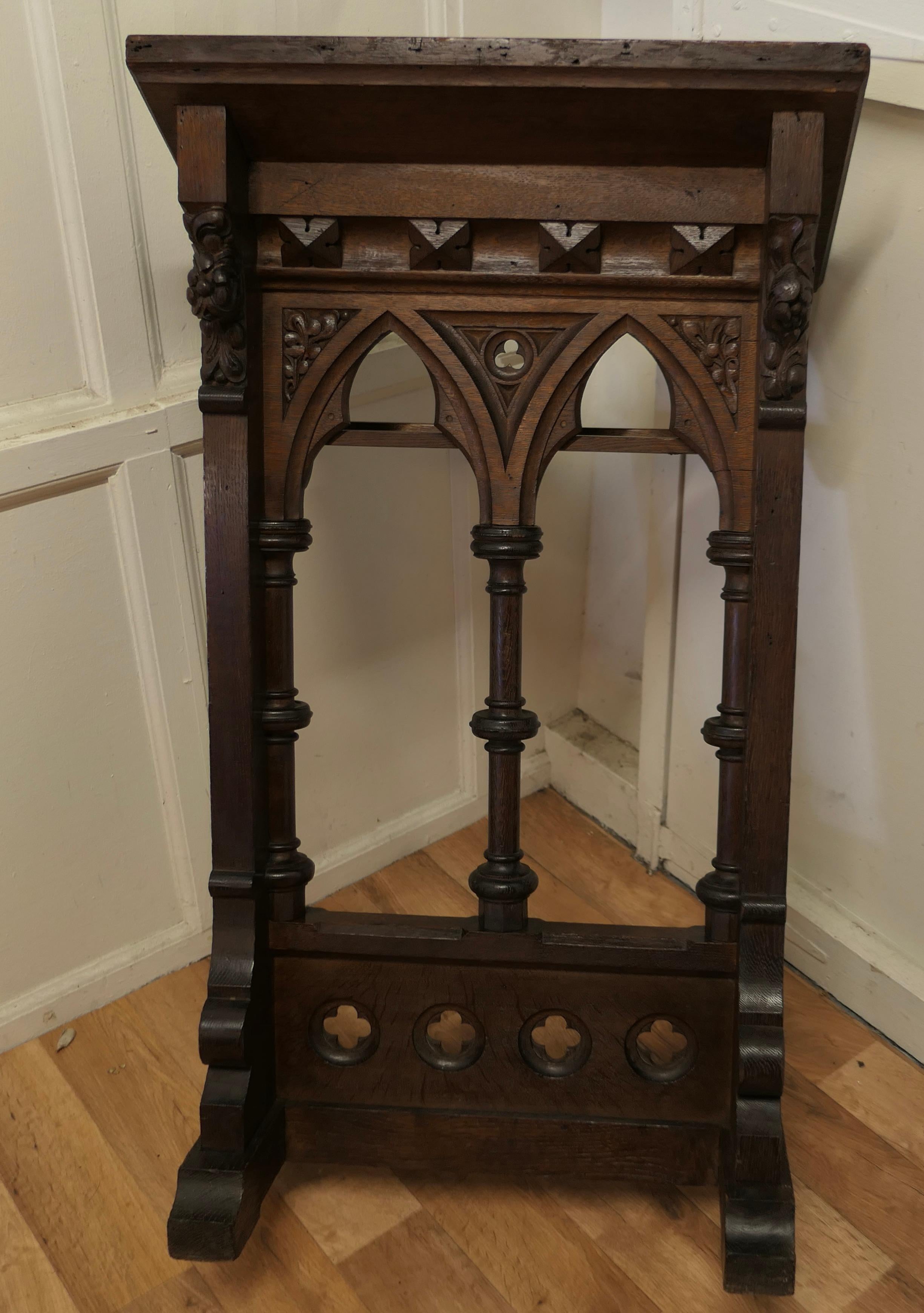 Oak Hotel Restaurant Podium Reception Greeting Station, Greeter In Good Condition In Godshill, Isle of Wight