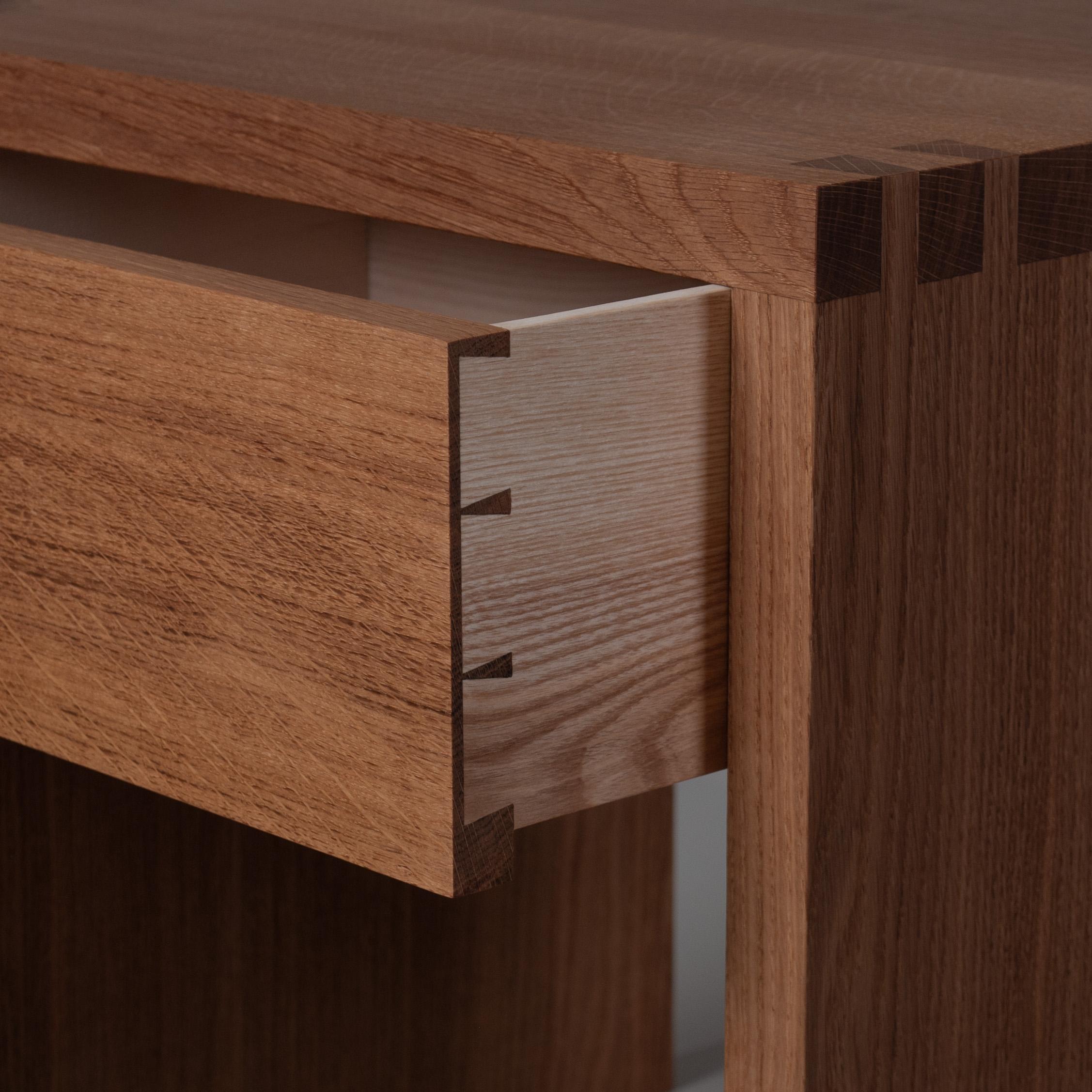 Moderne Table de nuit à tiroir commun en Oak en vente