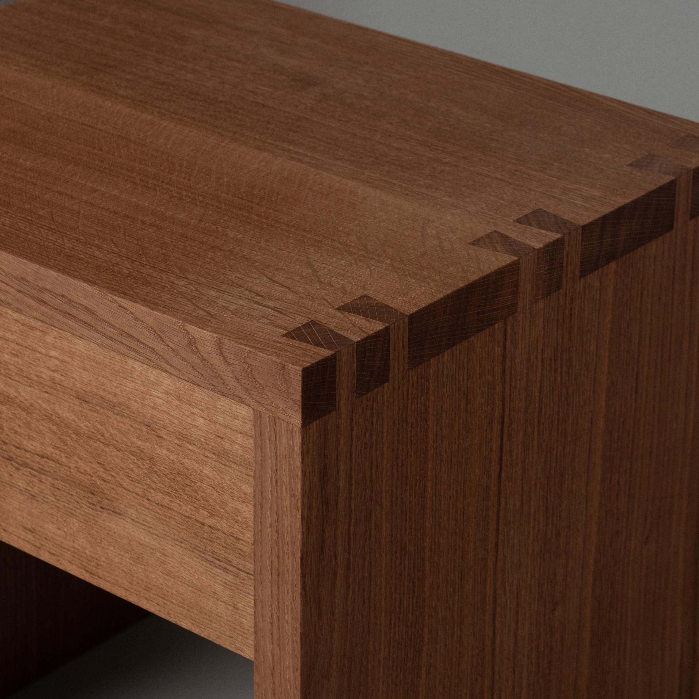 Fait main Table de nuit à tiroir commun en Oak en vente