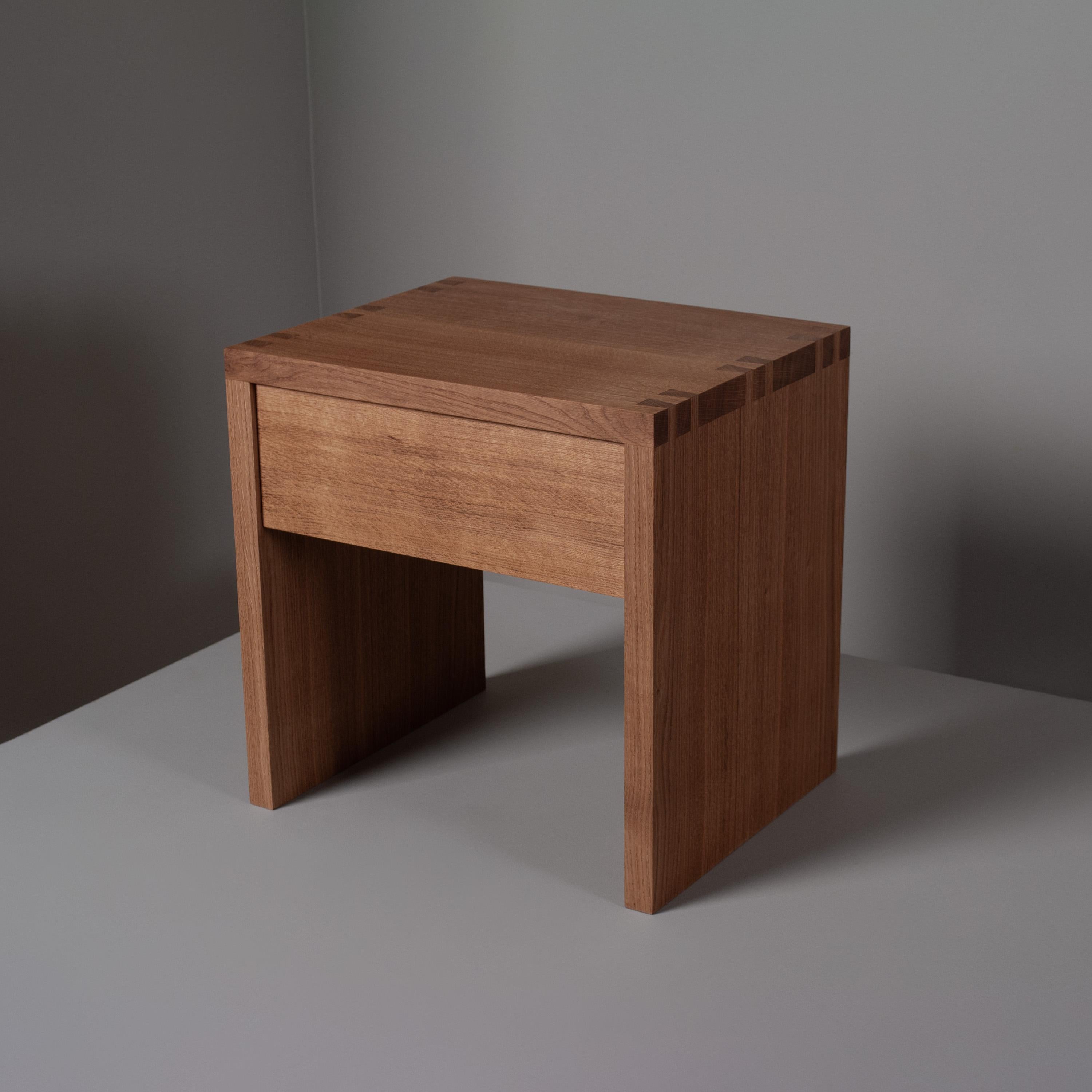 Table de nuit à tiroir commun en Oak Neuf - En vente à London, GB