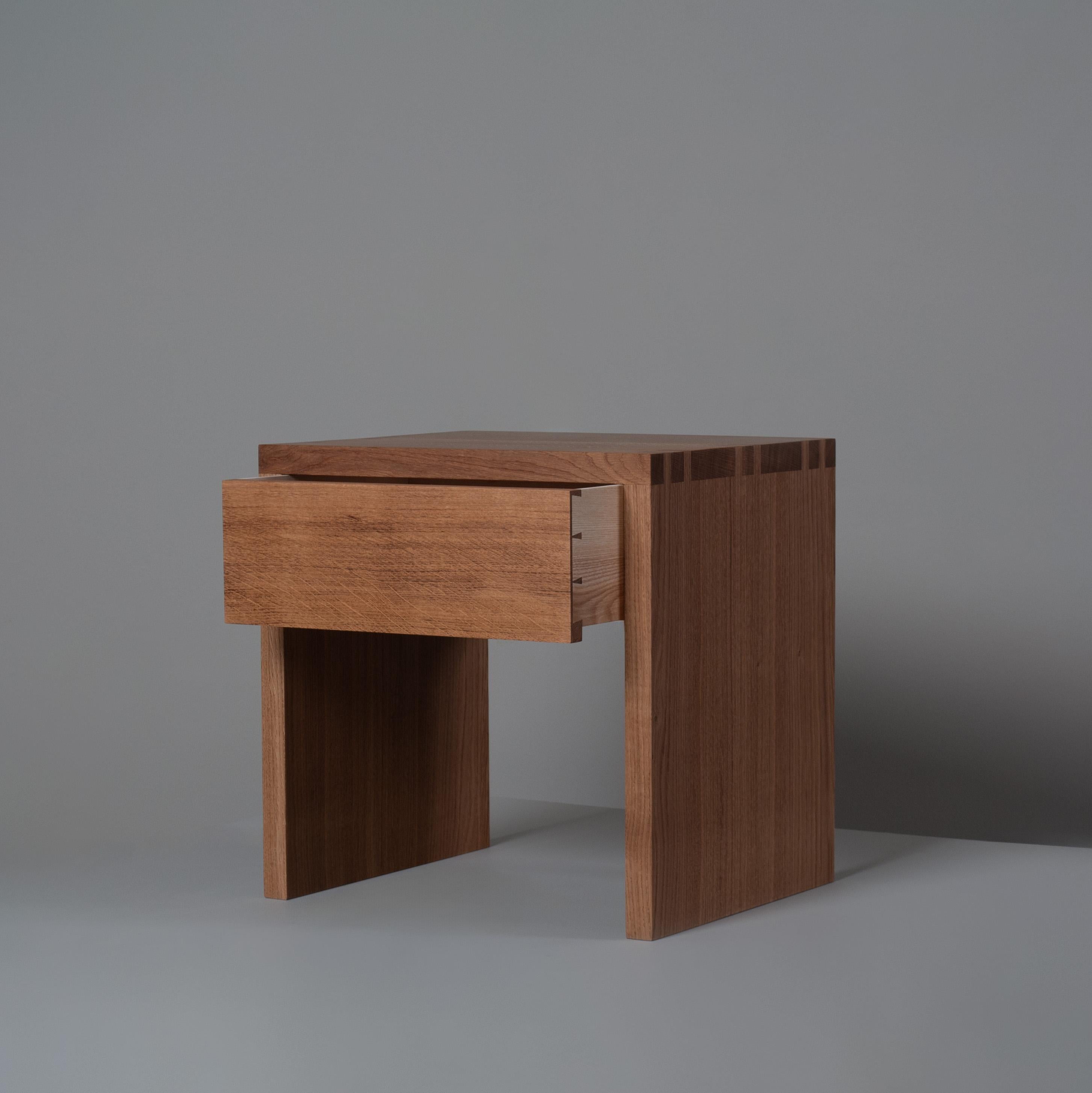 Chêne Table de nuit à tiroir commun en Oak en vente