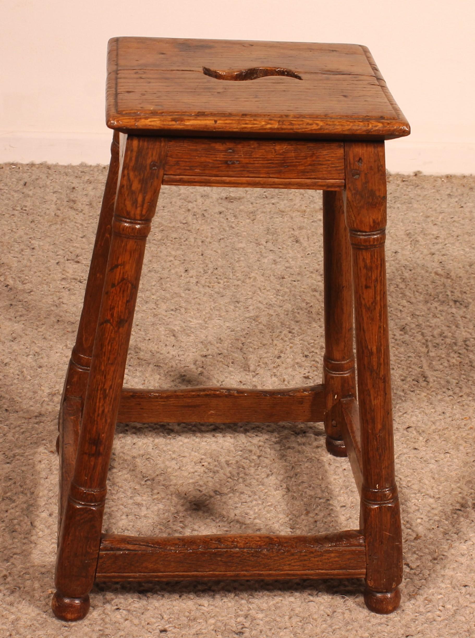 lovely stool from the 18th century from England
Beautiful small model with a very beautiful column base connected by a spacer and ending with ball feet

Beautiful original top (often replaced) with a beautiful patina and a small corbin