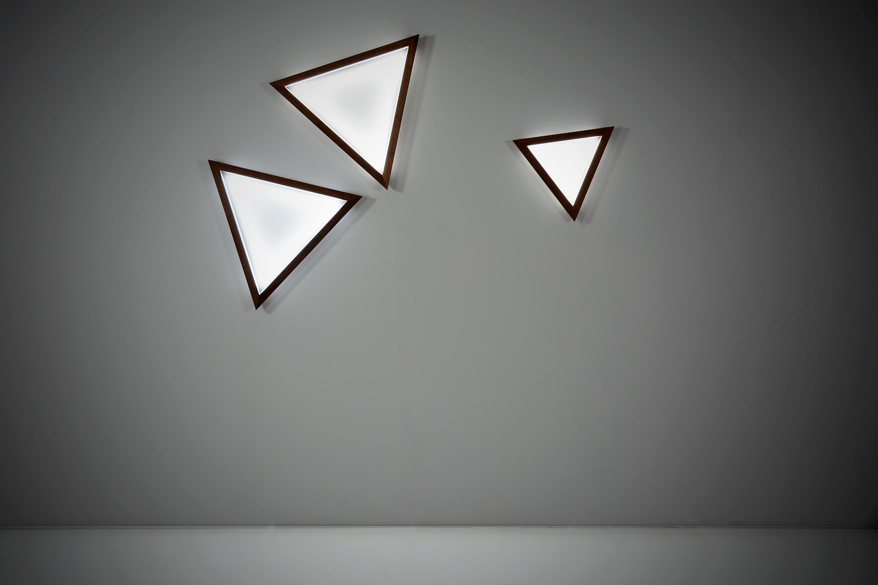 Lámpara colgante triangular grande de roble by Hollis & Morris en venta 4