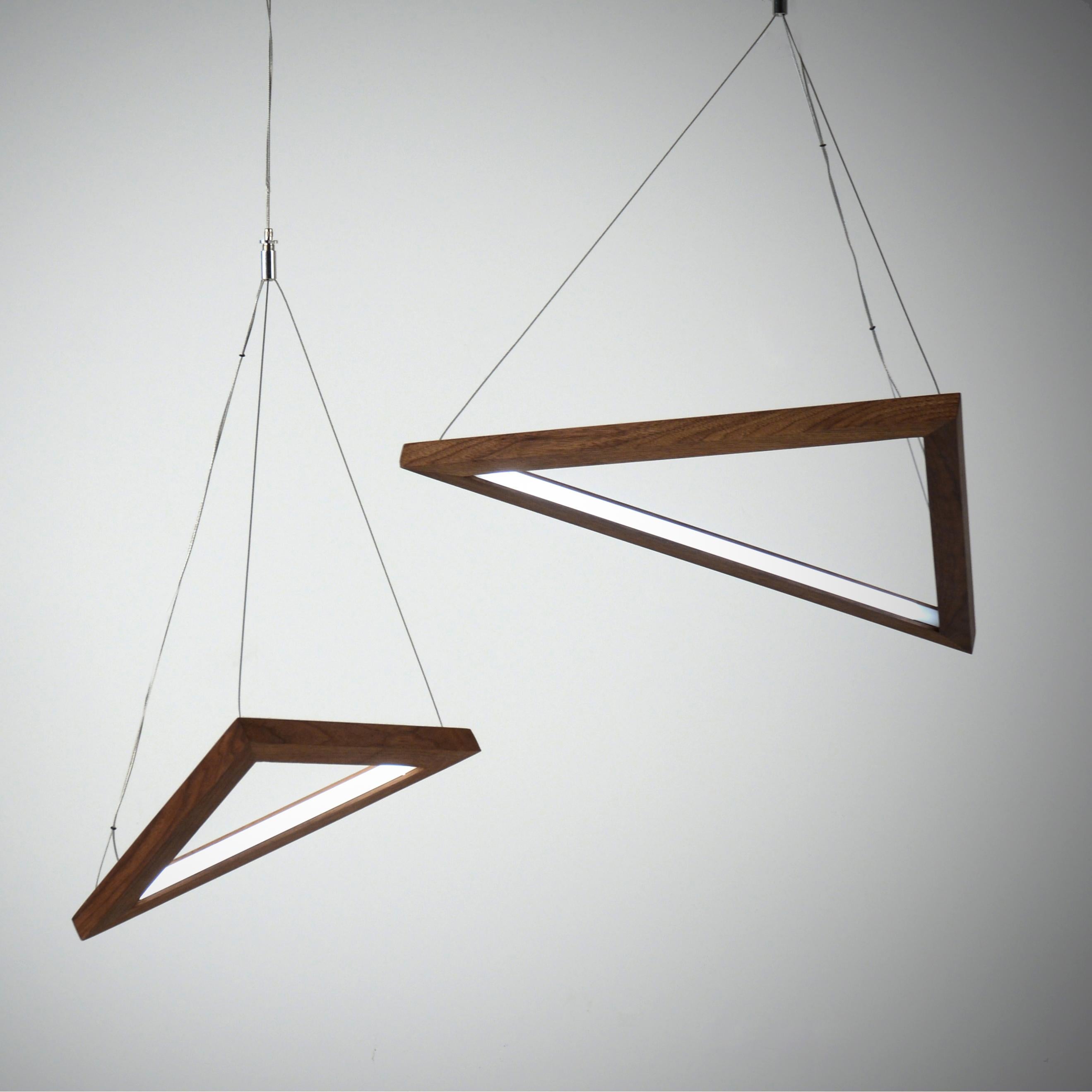 Lámpara colgante triangular grande de roble by Hollis & Morris Canadiense en venta