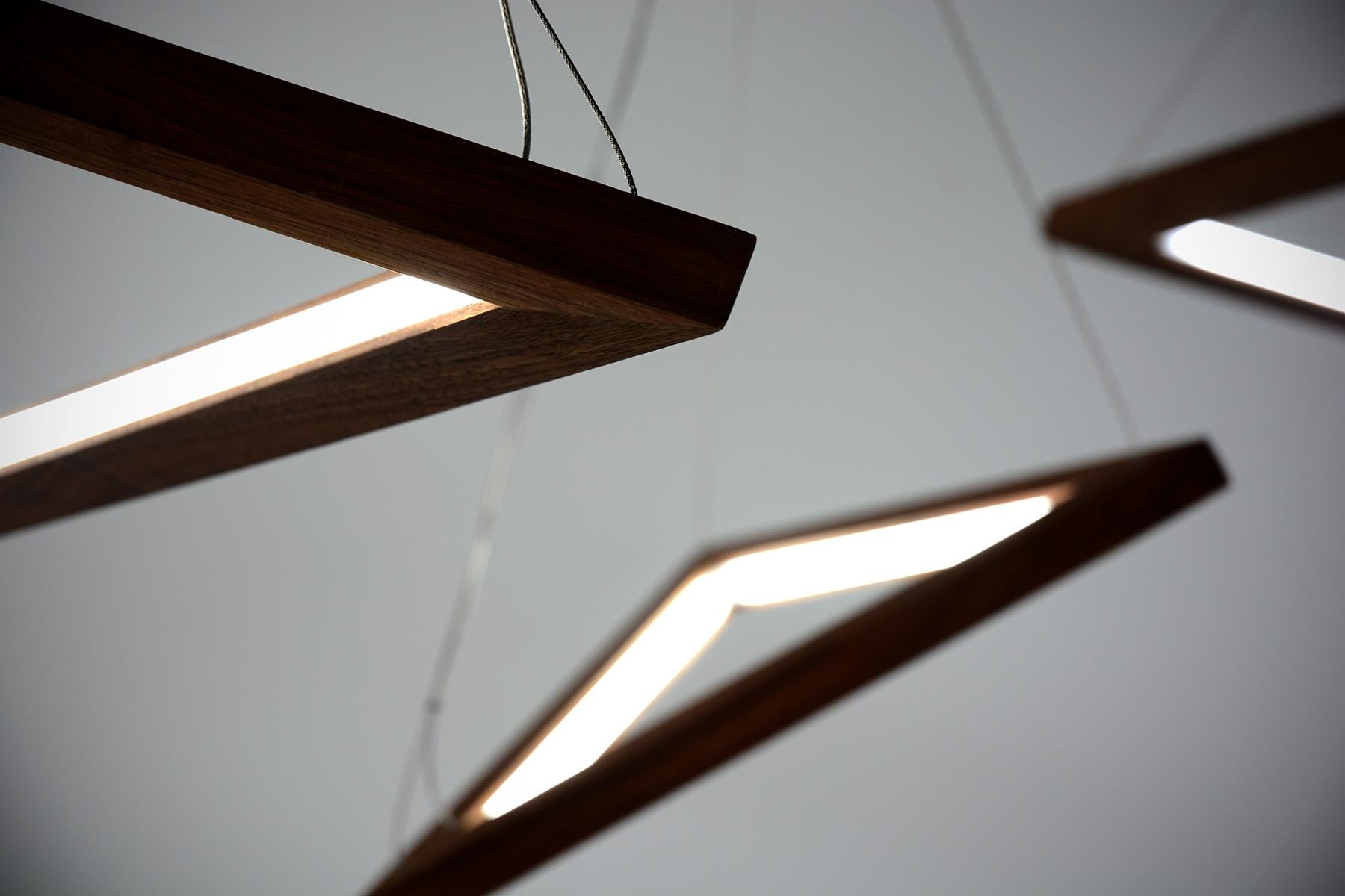 Lámpara colgante triangular grande de roble by Hollis & Morris Aceitado en venta
