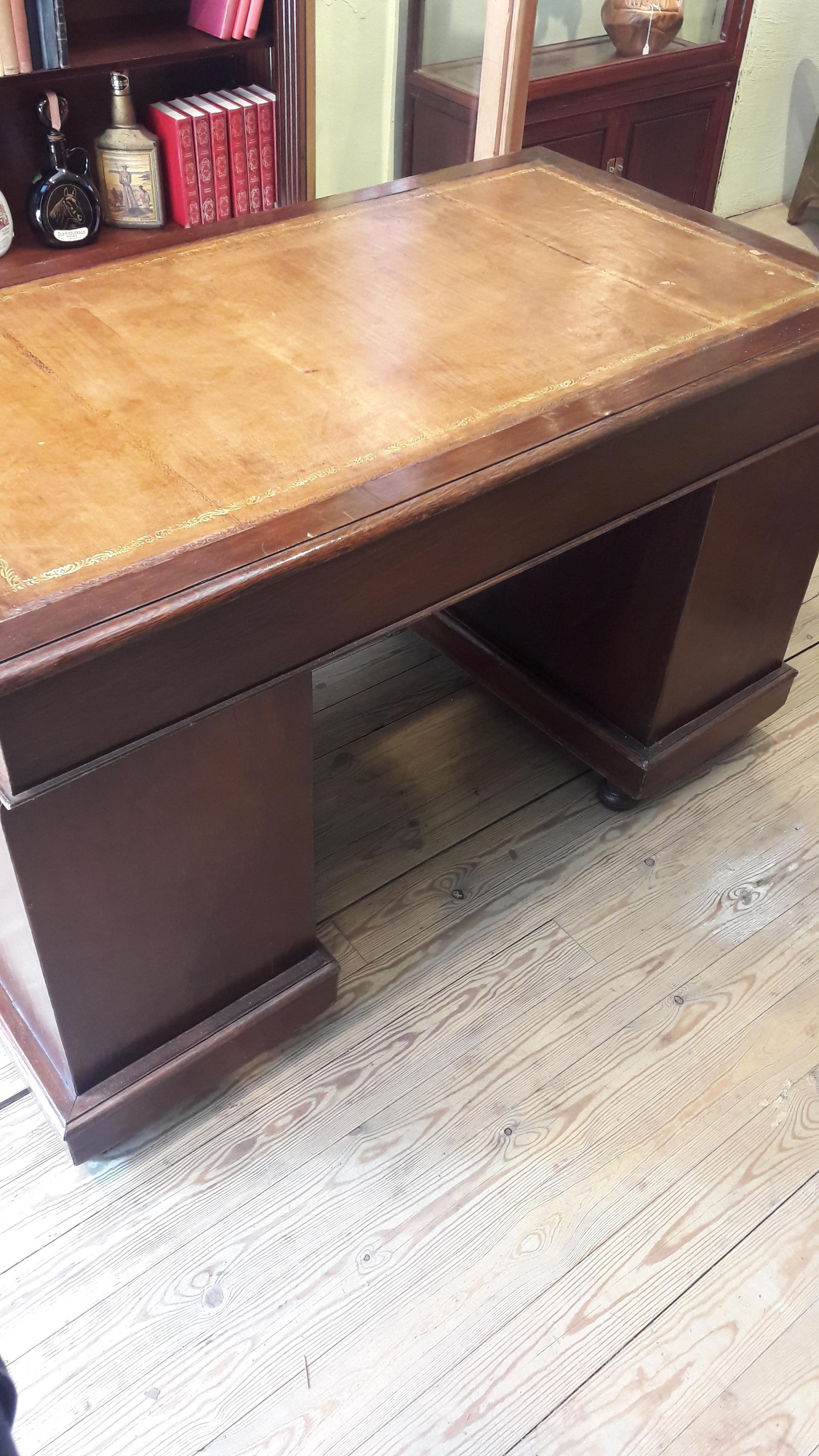Oak, Late 19th Century, Victorian Pedestal Desk For Sale 1