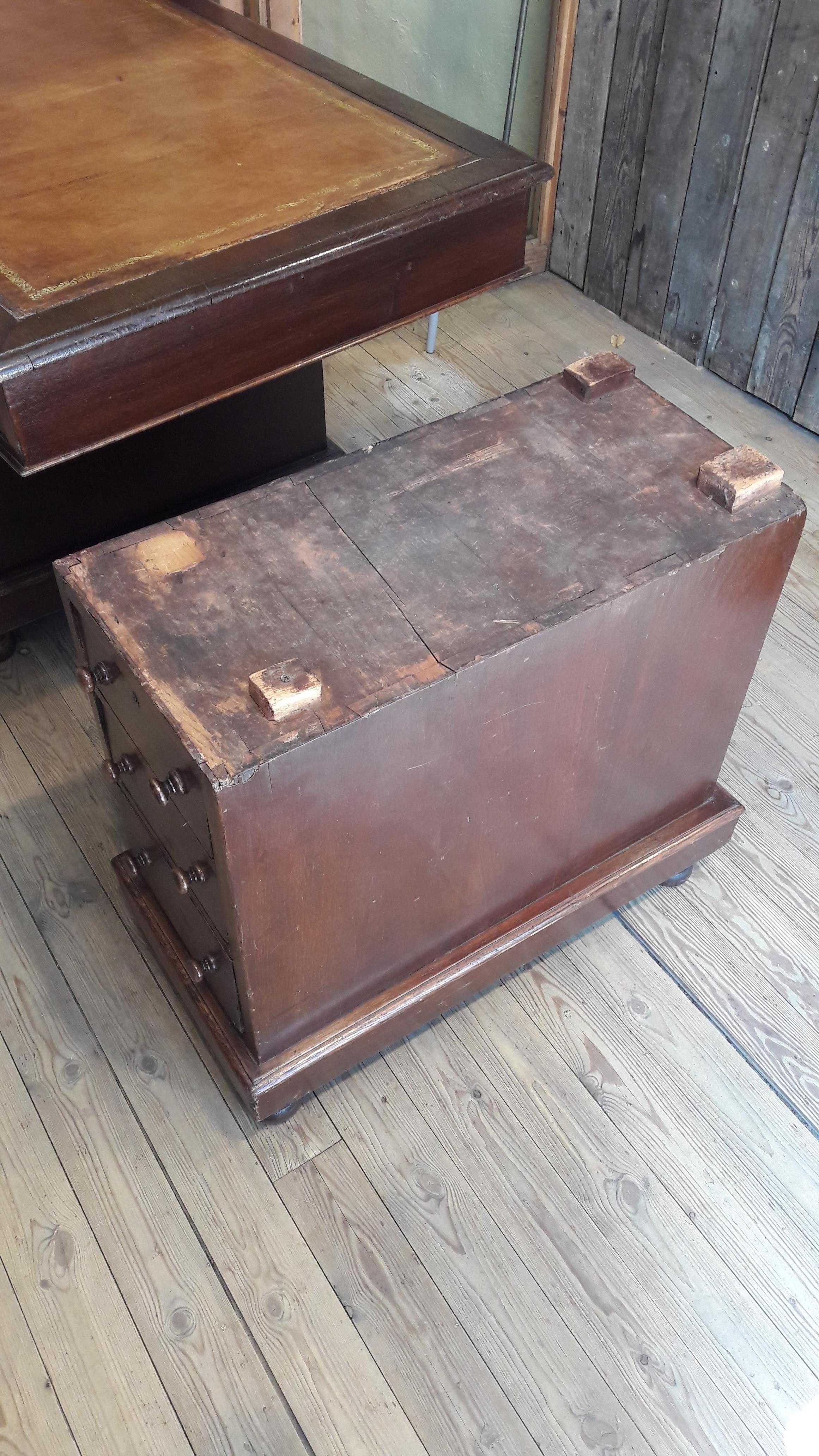 Oak, Late 19th Century, Victorian Pedestal Desk For Sale 2