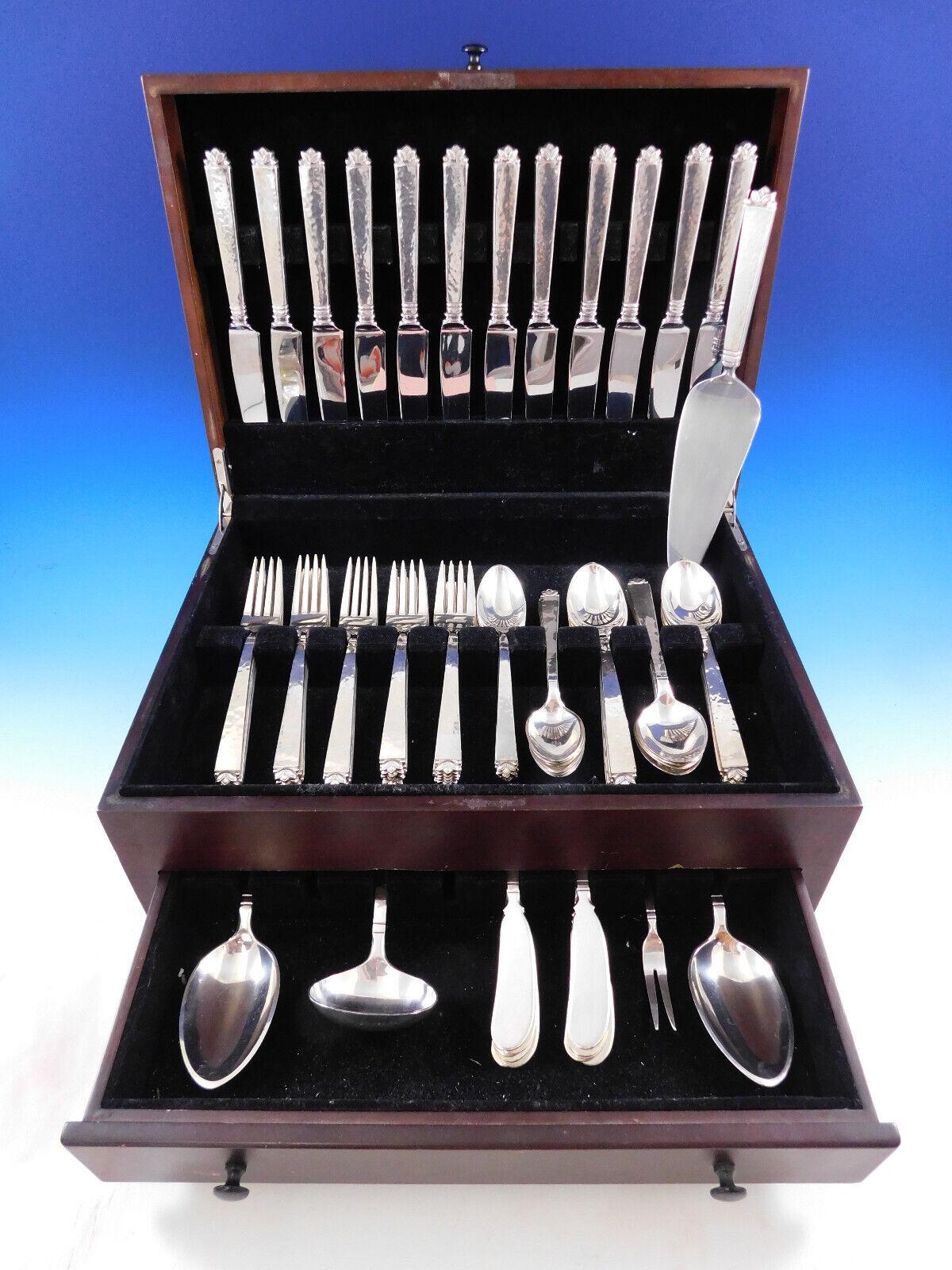 La plata de Old Newbury Crafters es genuinamente artesanal y maravillosamente pesada, la máquina no puede igualar la calidad, la durabilidad, el aspecto y el tacto de la plata hecha a mano. El sutil acabado martillado muestra la plata en su máxima