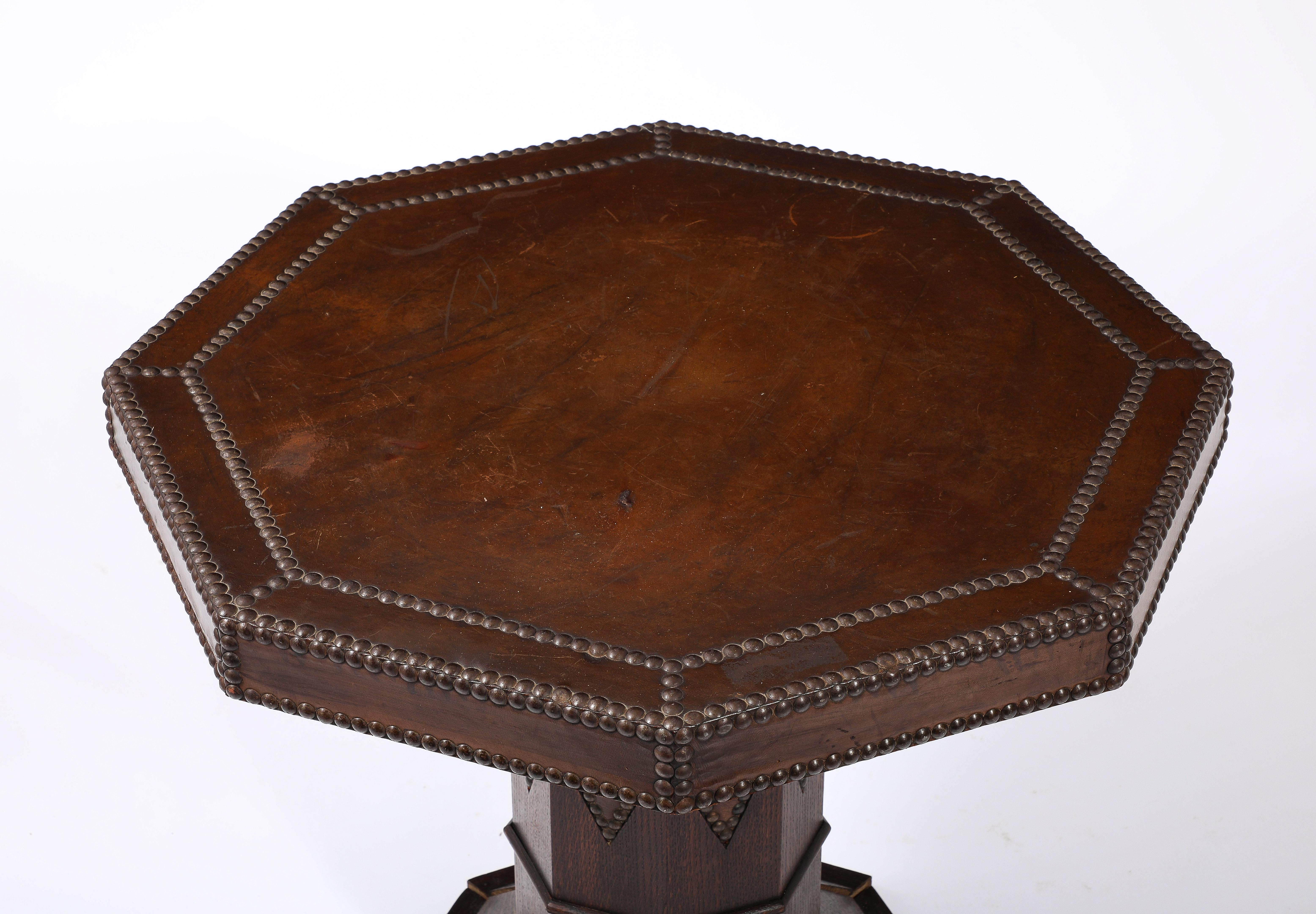 Gueridón Artesanal de Roble y Cuero, Francia Años 40 en venta 2