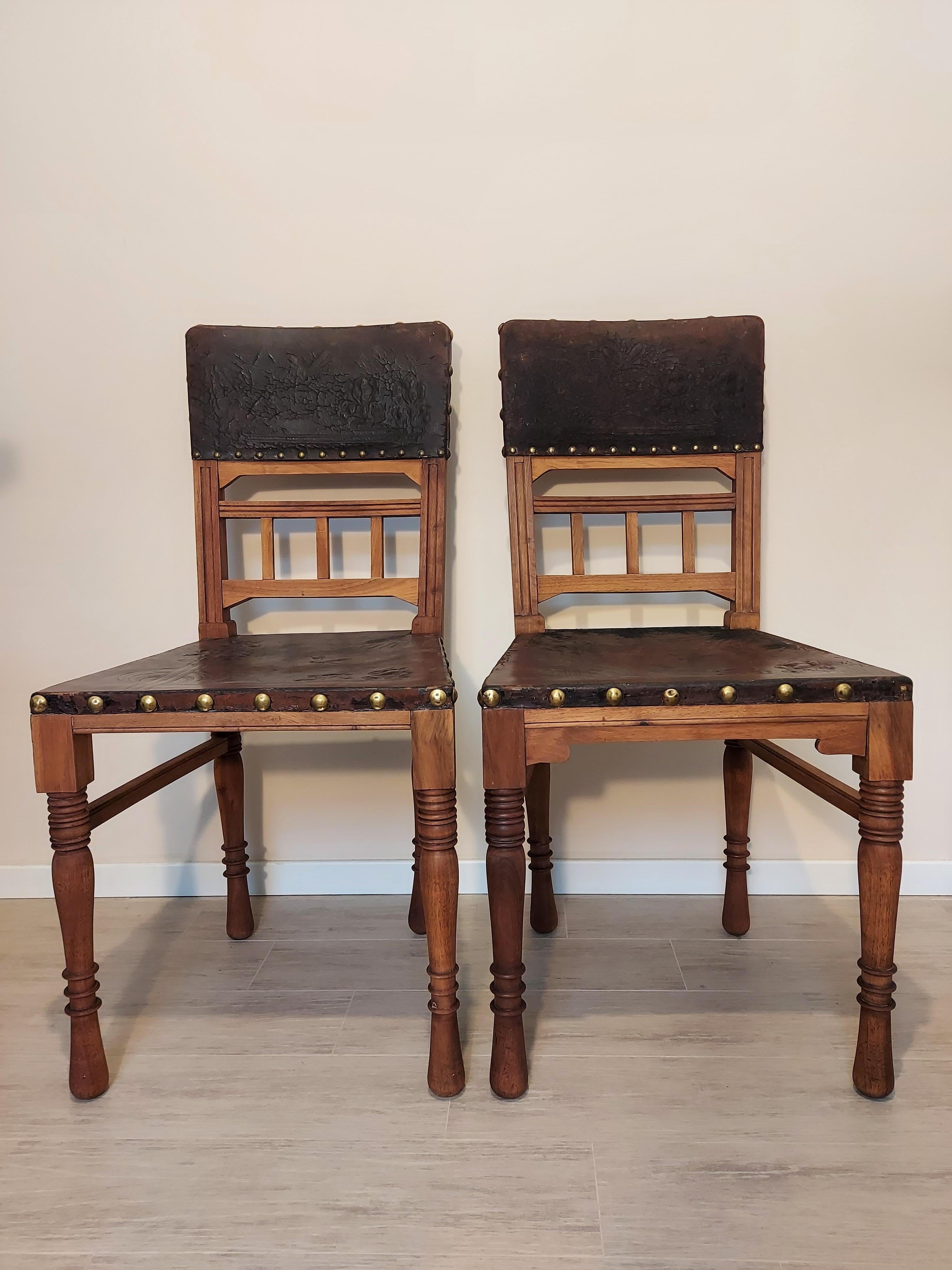 Antique castle chairs 1920s

Period: 1920

Material: Leather, Oak

Condition: Leather and Wood treated with oil and wax.