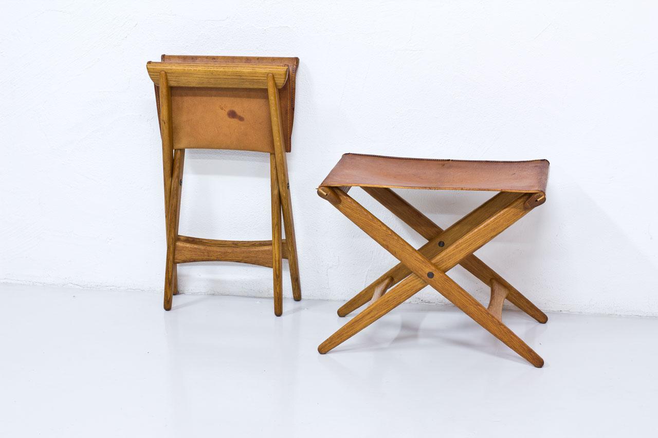 Pair of folding stools designed by
Uno and Östen Kristiansson for Luxus,
Sweden, 1960s. Solid oak frame with
cognac leather seats.