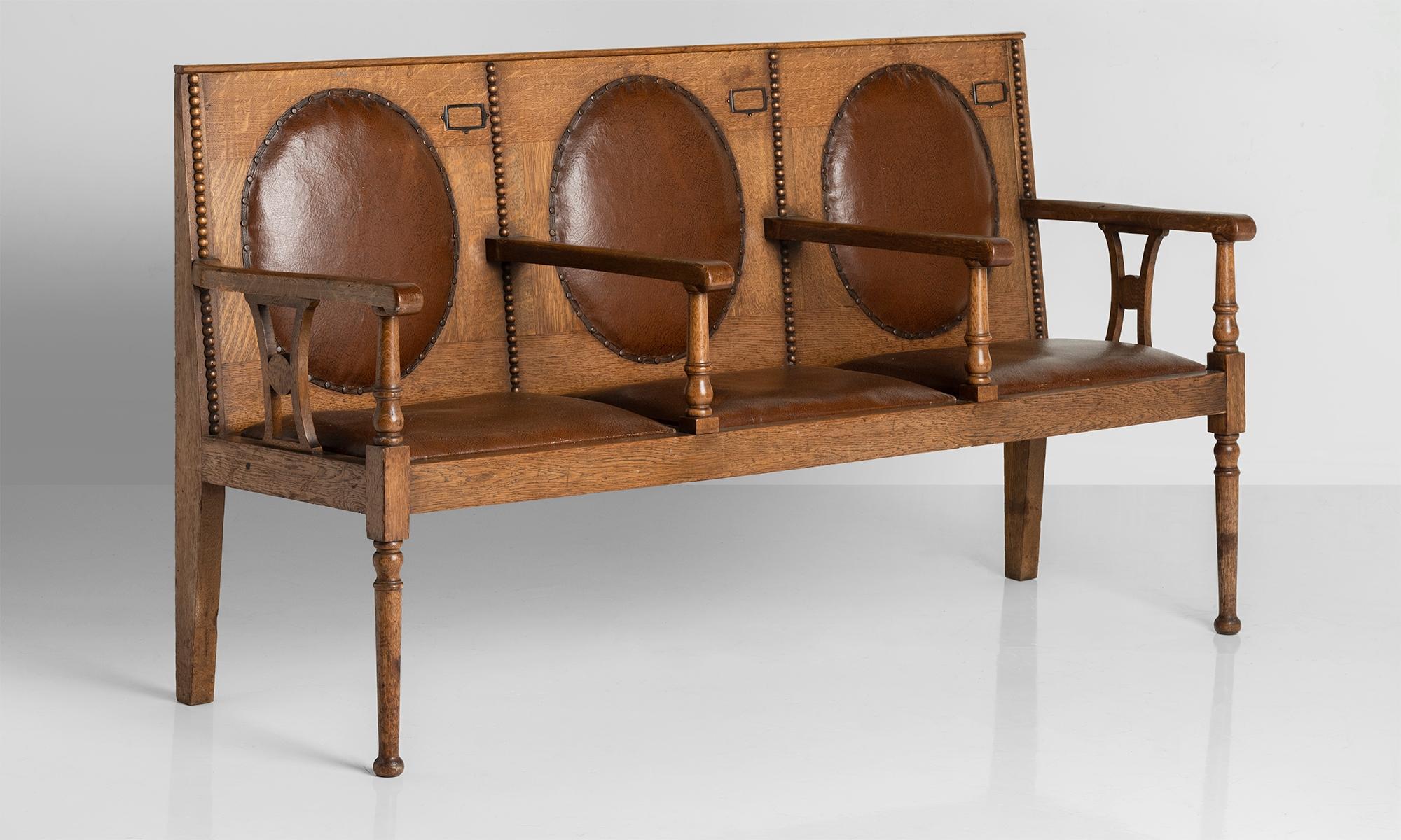 Oak and Leather Settle, Scotland, circa 1900 In Good Condition In Culver City, CA