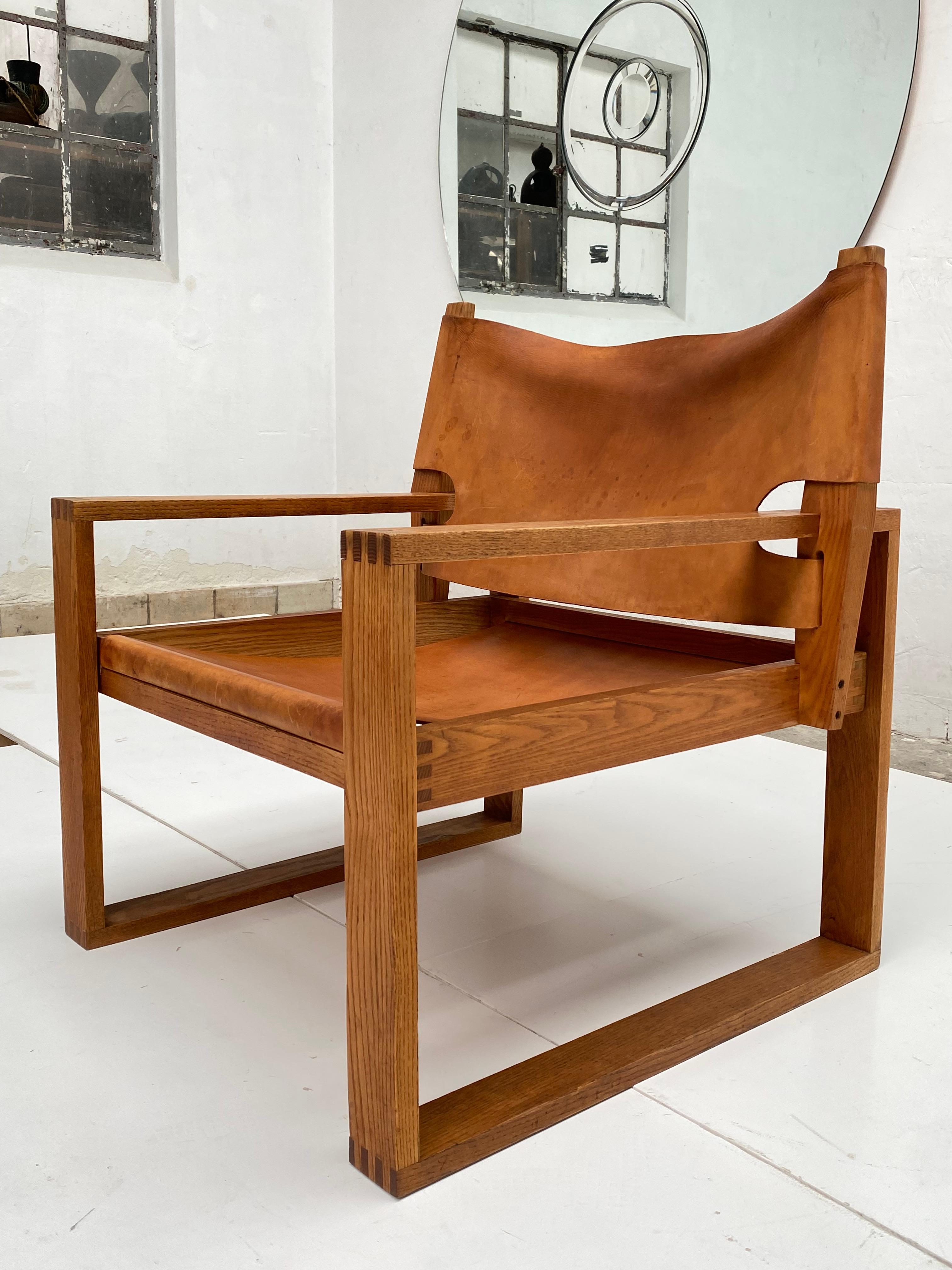 A rare Danish sled chair in oak and saddle leather designed in 1966 by Svend Fransen

Made by Hugo Frandsen in Denmark

Beautiful original patinated leather and nicely aged oak wood

High quality Danish construction and production

The original