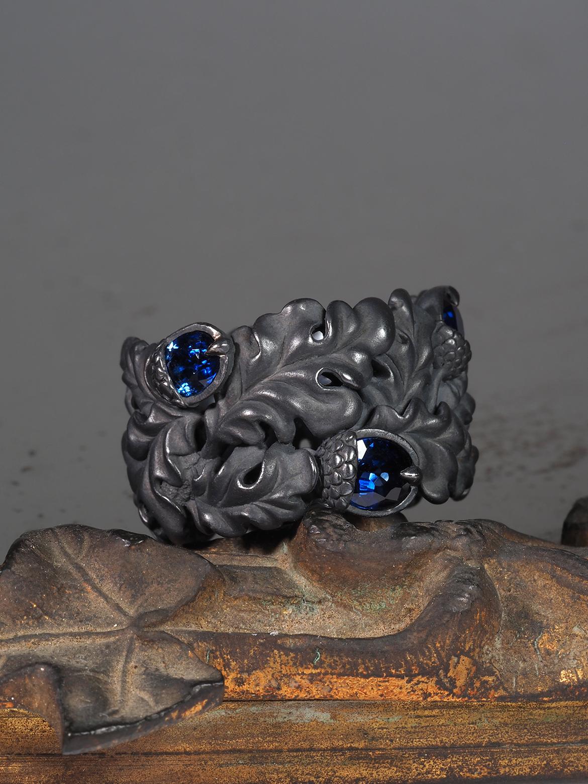 Bague à large bande Chêne et 6 glands en argent patiné gris cobalt avec 6 saphirs véritables bleus naturels de taille ovale
Origine des pierres précieuses saphirs - Sri Lanka
Poids total des pierres - 3,9 carats
Taille de la bague - 9.75 US
Poids de