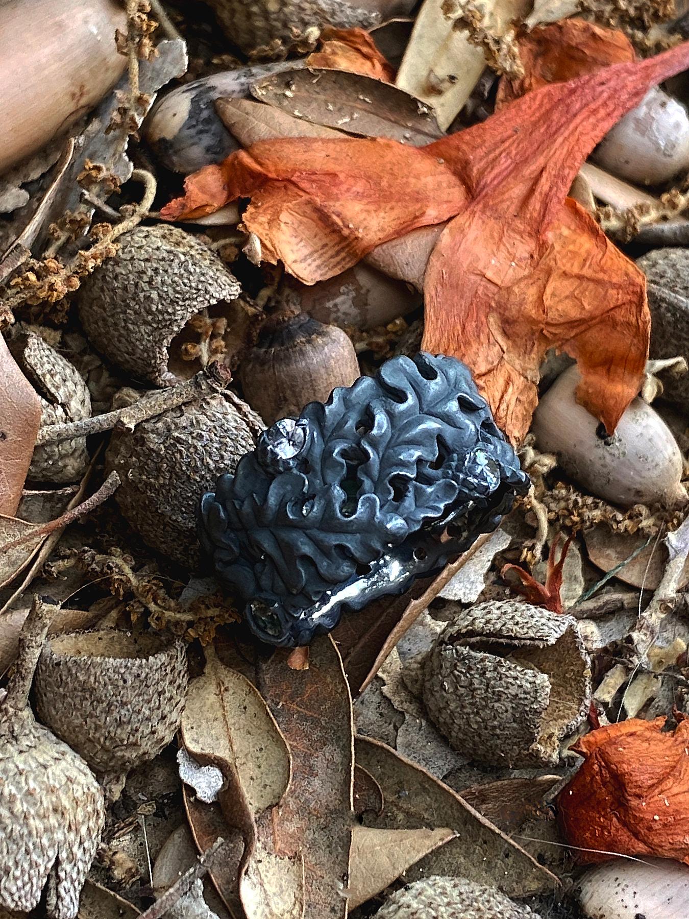 Oak Leaves Sapphires Ring Acorns Silver Black Patina Einzigartige Geschenkidee zur Verlobung im Zustand „Neu“ im Angebot in Berlin, DE