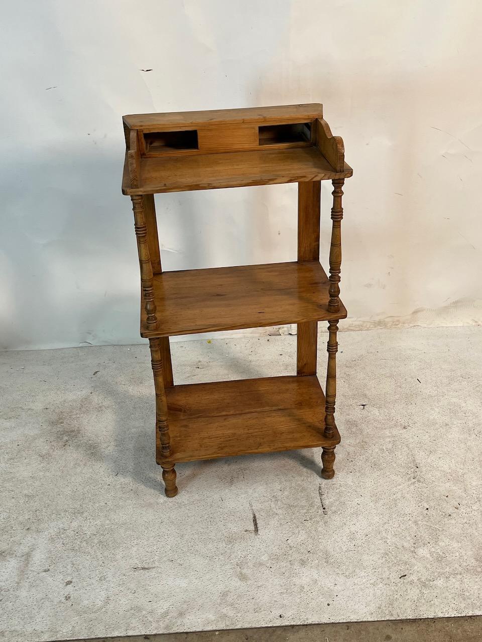 Antico leggio da biblioteca in quercia Regency con due piccoli cassetti. Mancano i cassetti. Bordi smerlati in alto a destra e a sinistra e due ripiani inferiori per l'esposizione. Colonne di sostegno tornite