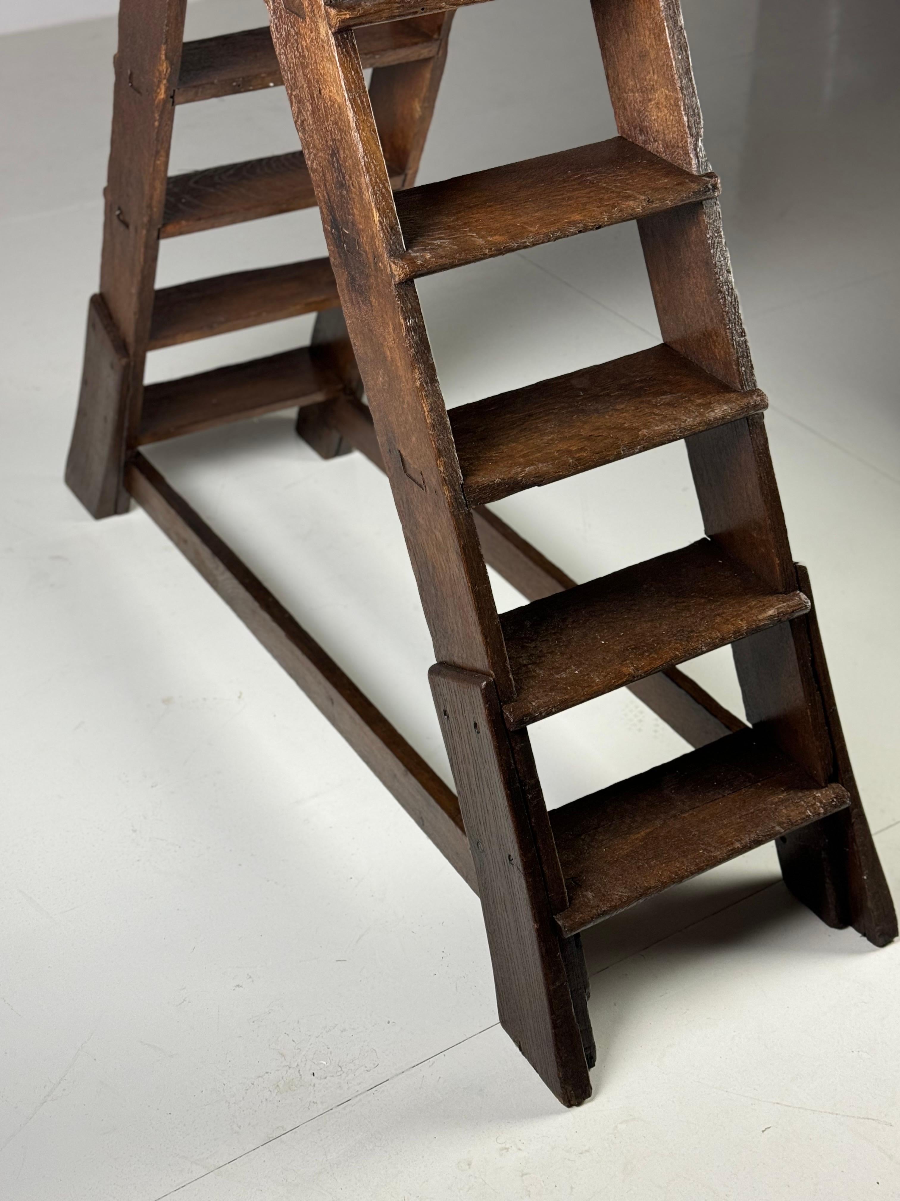 Escalier de bibliothèque ancien. En style anglais, mais probablement d'origine française. Fabriqué en chêne massif, au 19e siècle.

Les escaliers sont robustes et solides. Très décoratif, il convient également à un usage quotidien.

Dimensions :